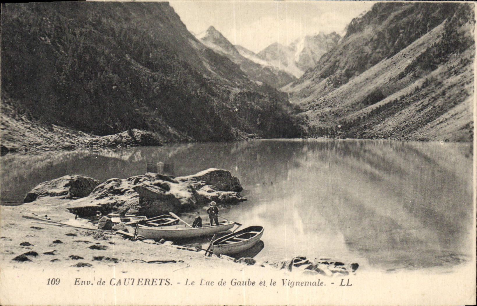 CPA Environs de Cauterets Le Lac Gaube et le Vignemale