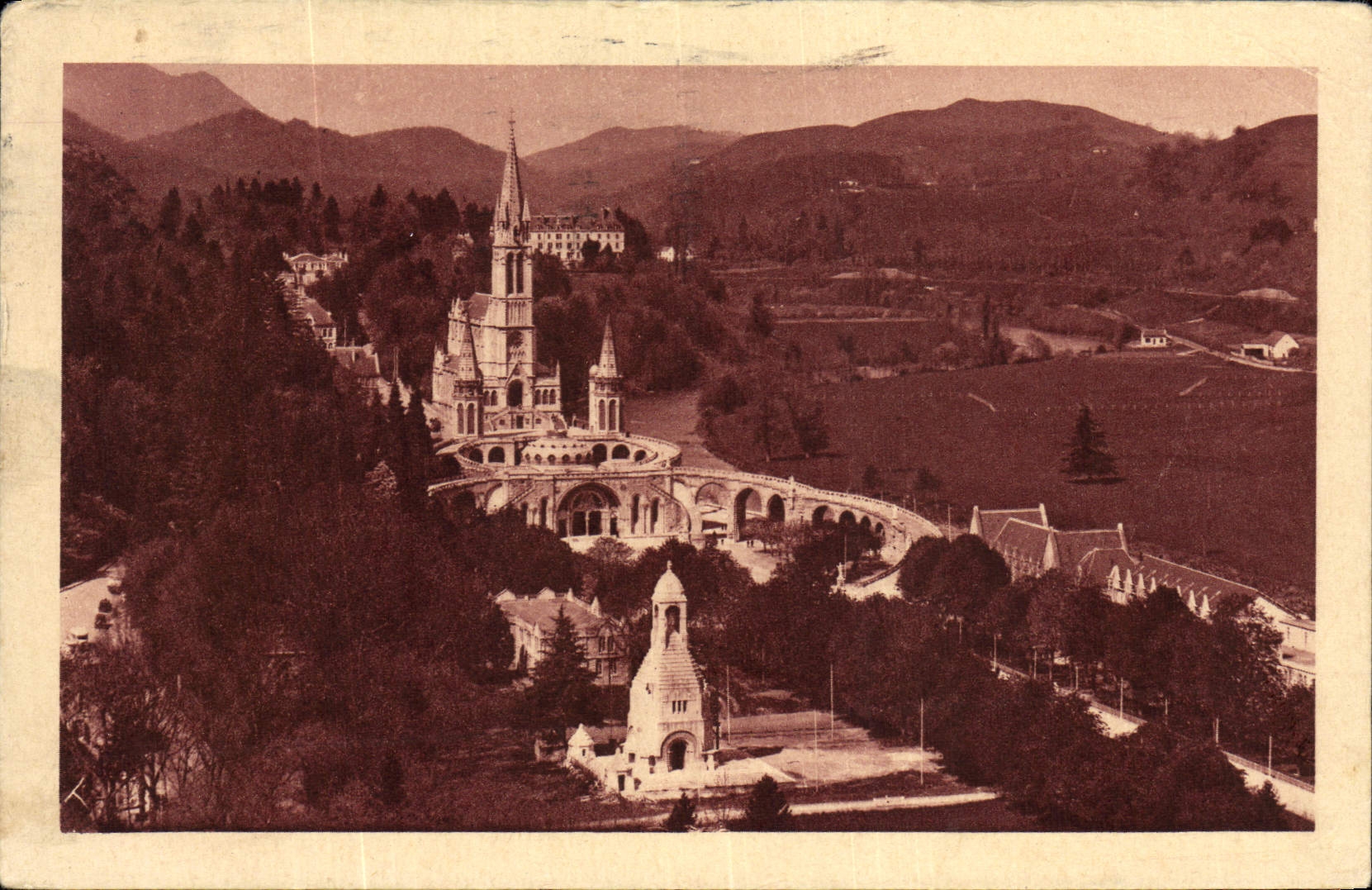 CPA Lourdes La Basilique et le Monument Interallie