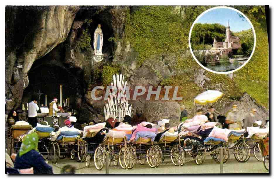 CPM Lourdes Les Malades Devant la Grotte