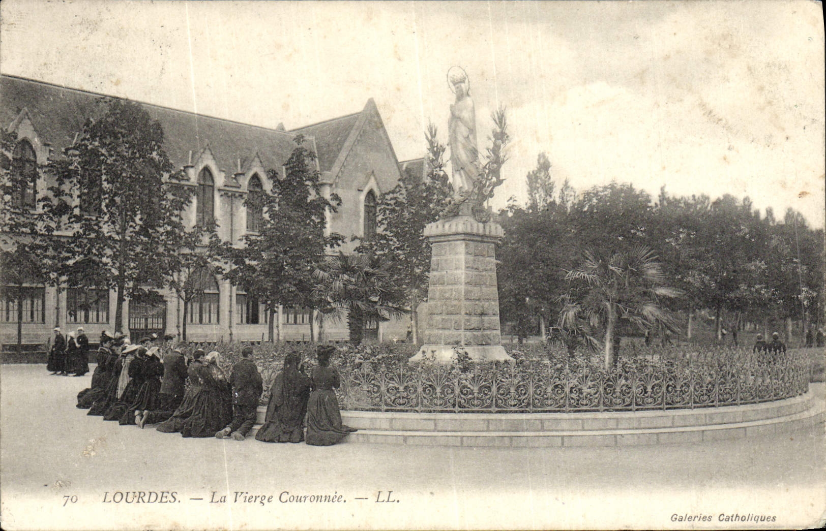 CPA Loudes La Vierge Couronnee