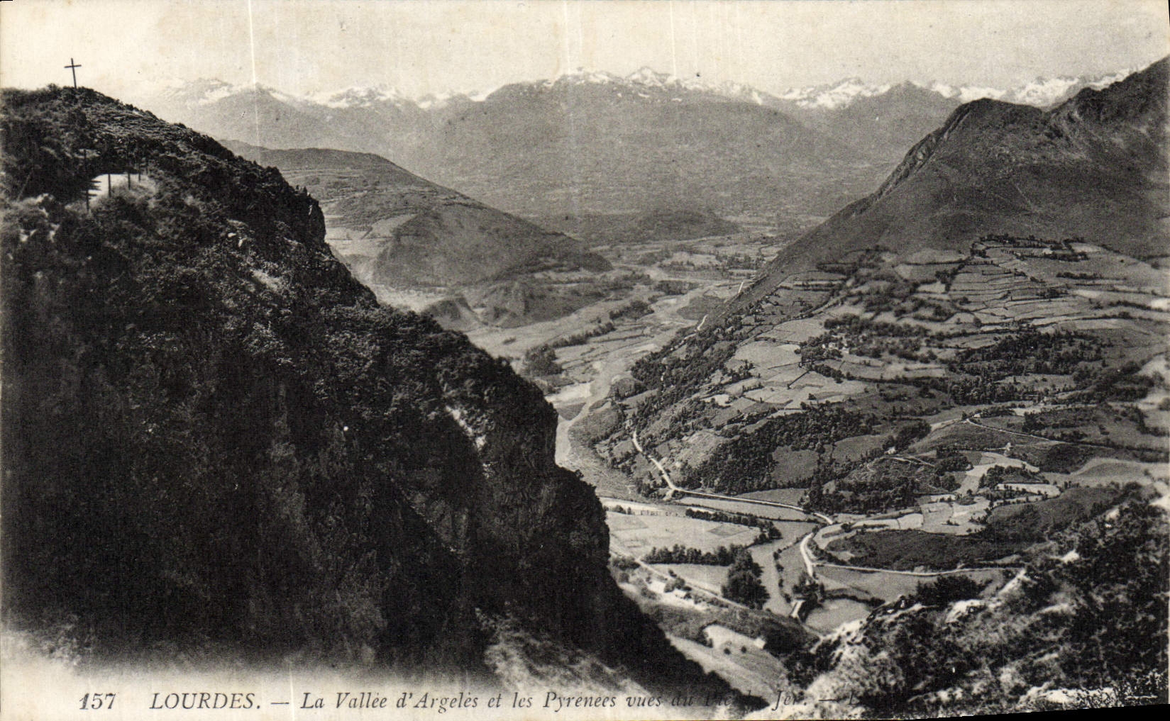 CPA Lourdes La Vallee d'Argeles et les Pyrenees