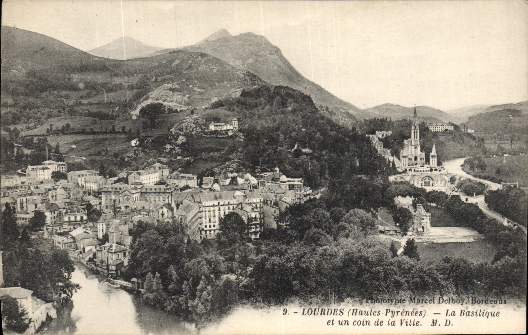 CPA Lourdes La Basilique et un coin de la Ville