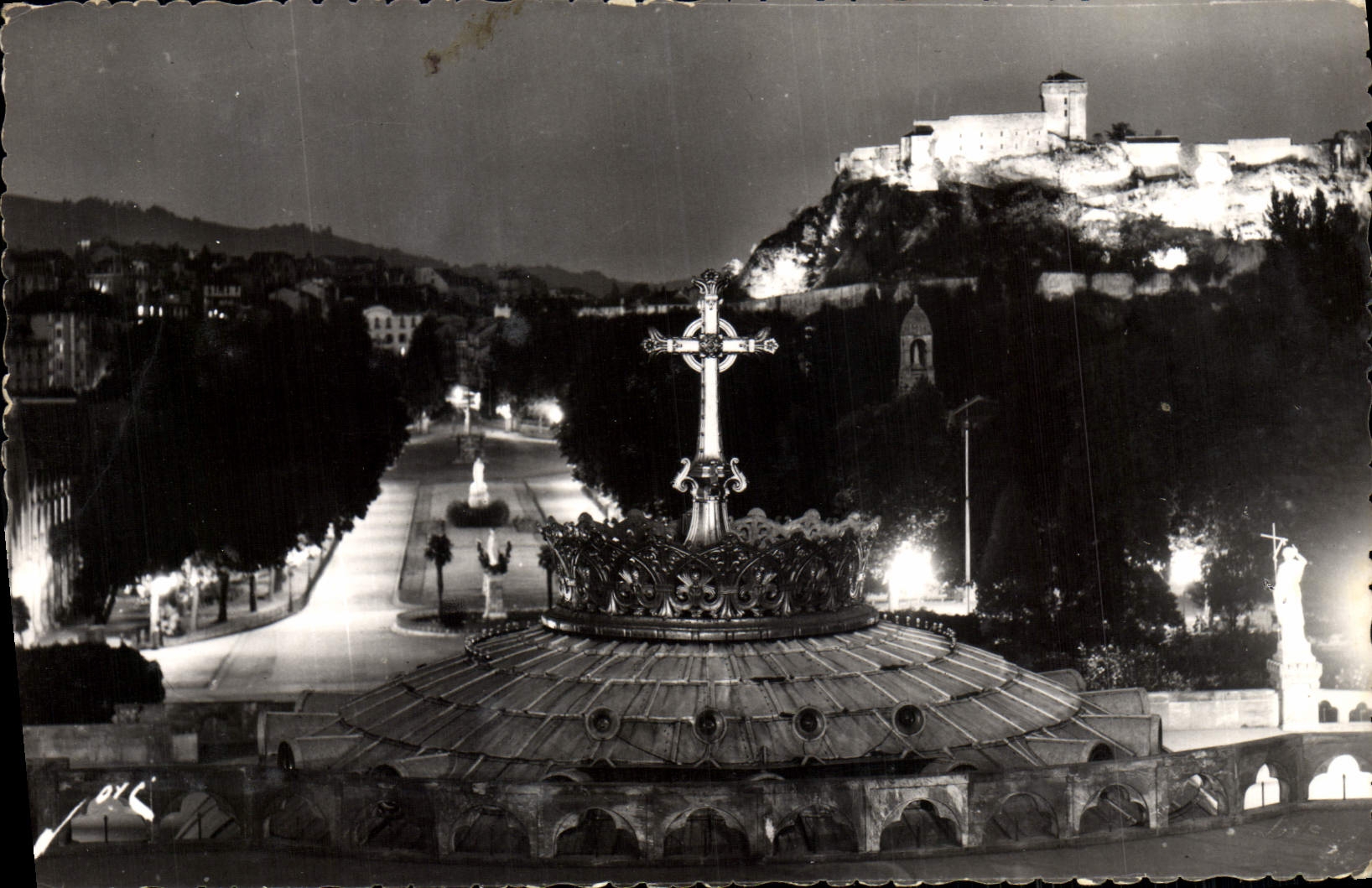 CPM Lourdes L'Esplanade et le Chateau