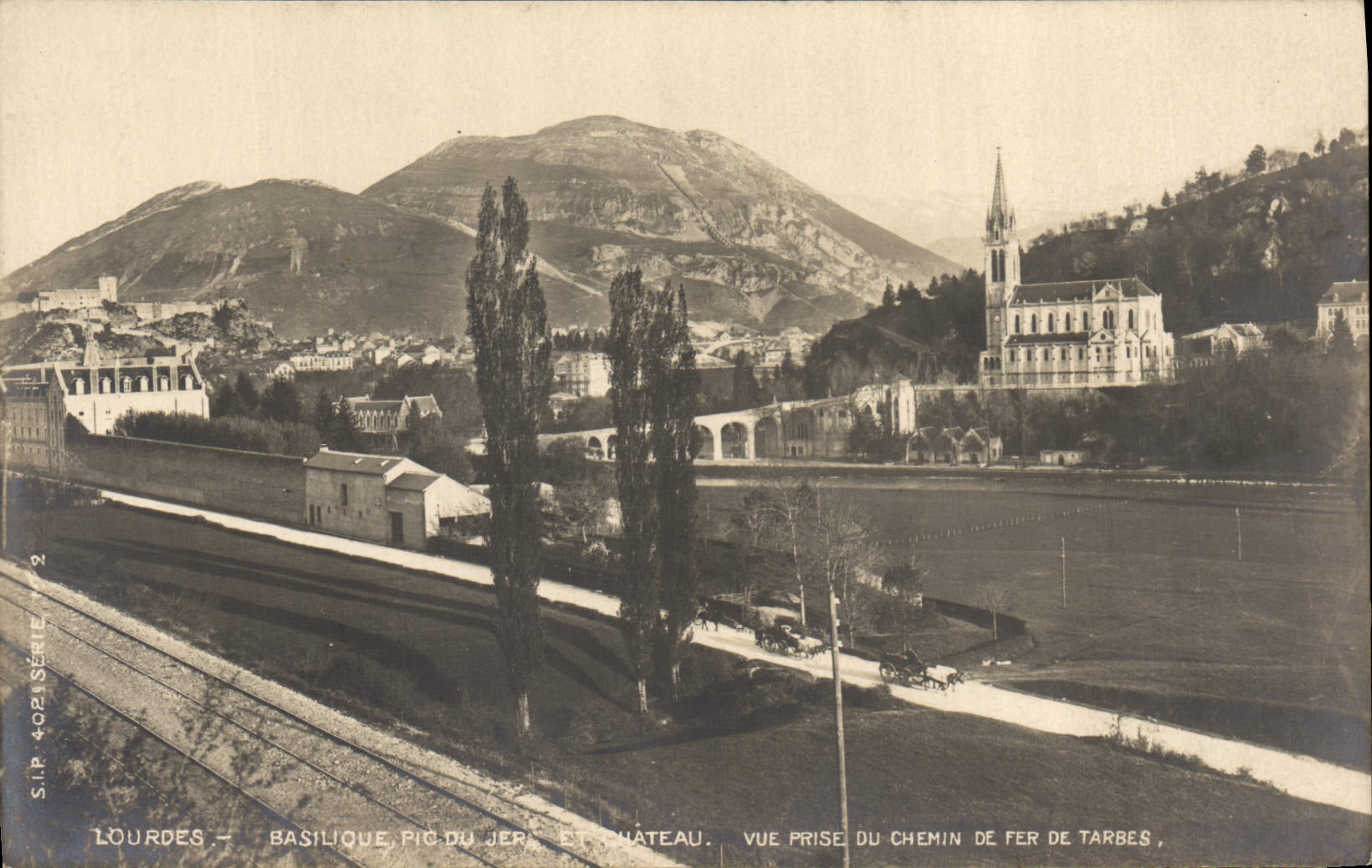 CPA Lourdes Basilique du Pic du Jer Le chateau Vue prise du chemin de fer de Tarbes