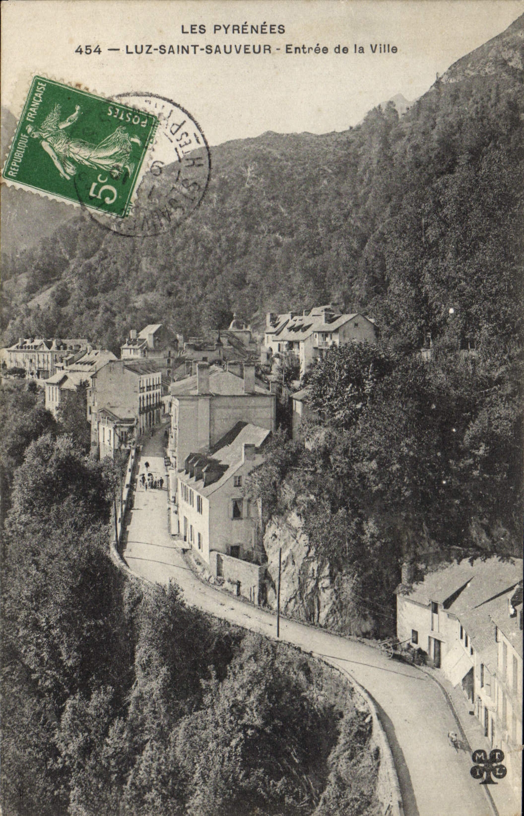 Luz-Saint-Sauveur — Entrée de la Ville — Les Pyrénées, n°454