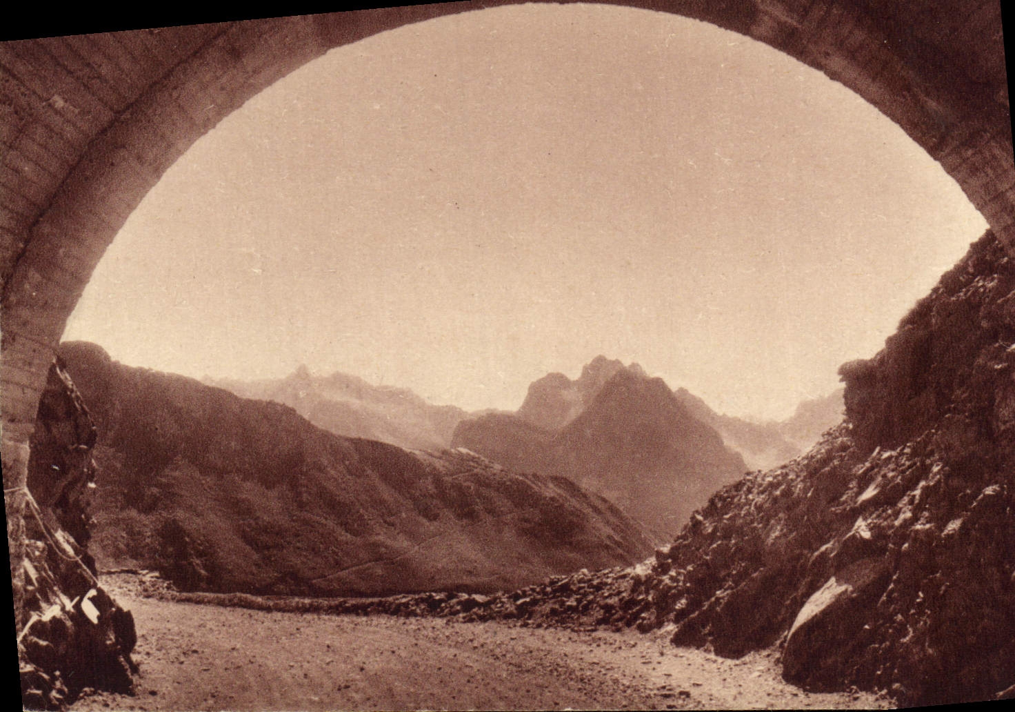 Route de Barèges au Tourmalet et au Pic du Midi — passierend unter einem Tunnel — Éditions Jové, Pau (B.P.)