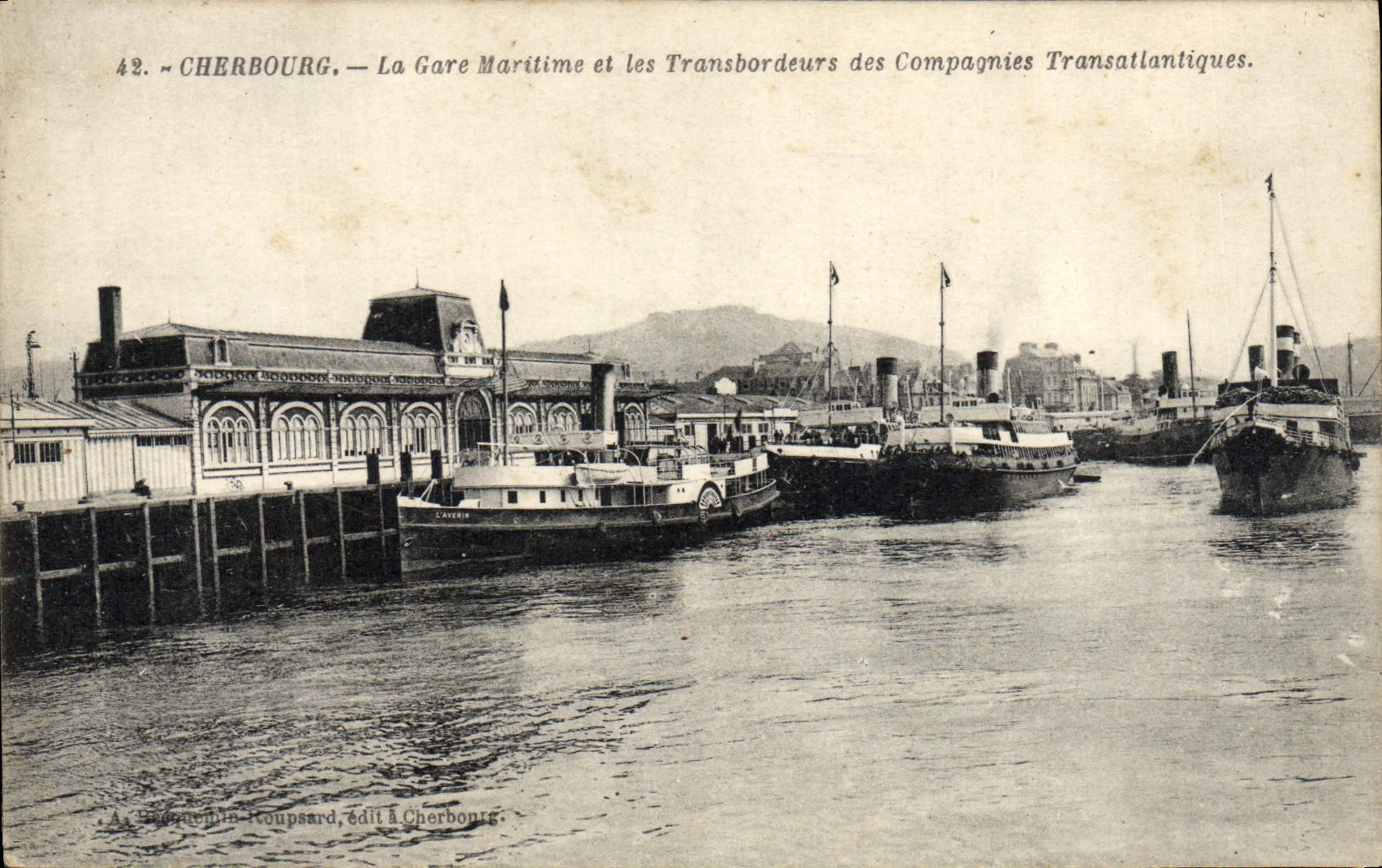 CPA Cherbourg La Gare Maritime et les Transbordeurs des compagnies transatlantiques Bateaux 