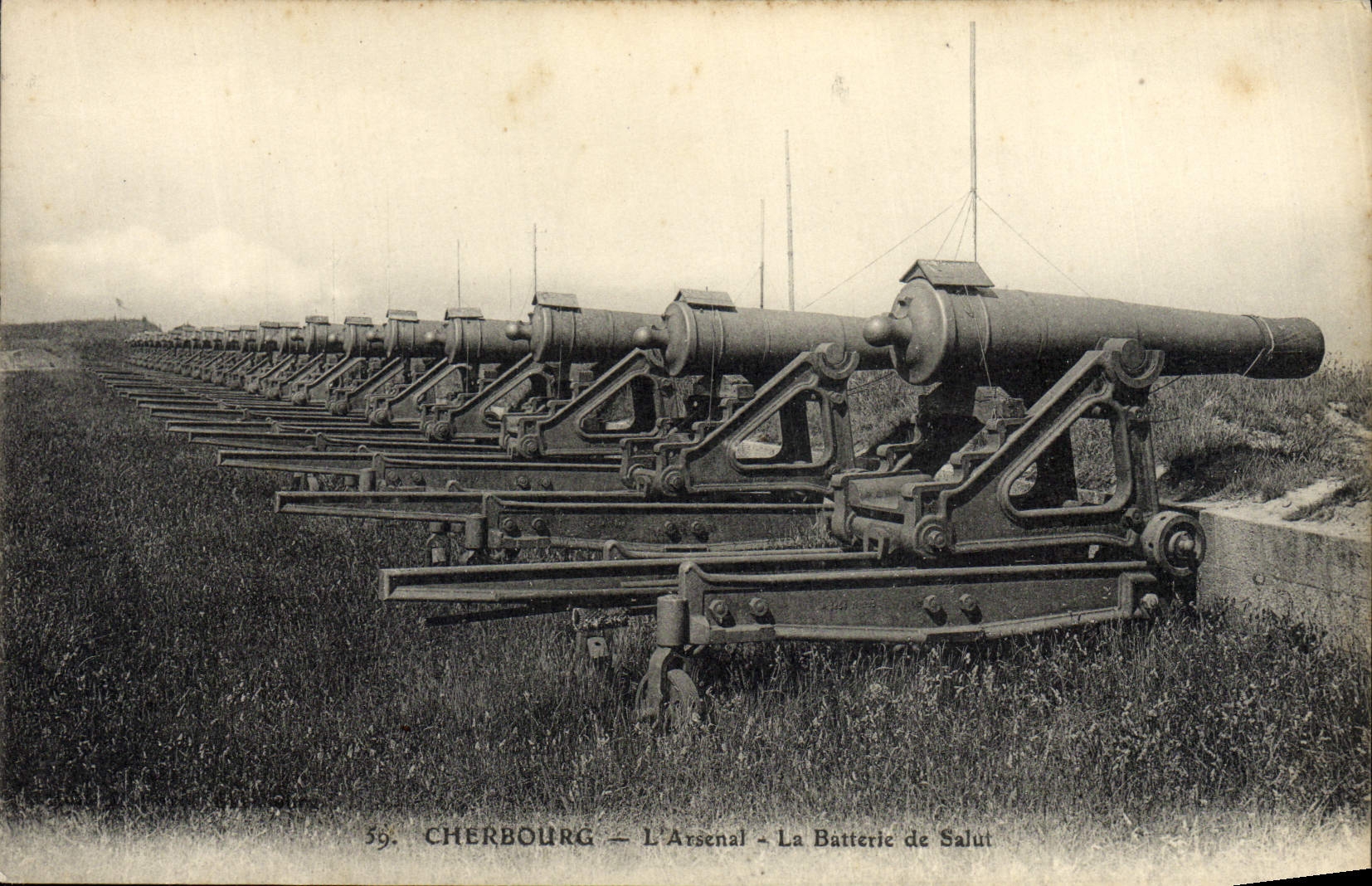 CPA Cherboug L'Arsenal La batterie de salut Militaria 