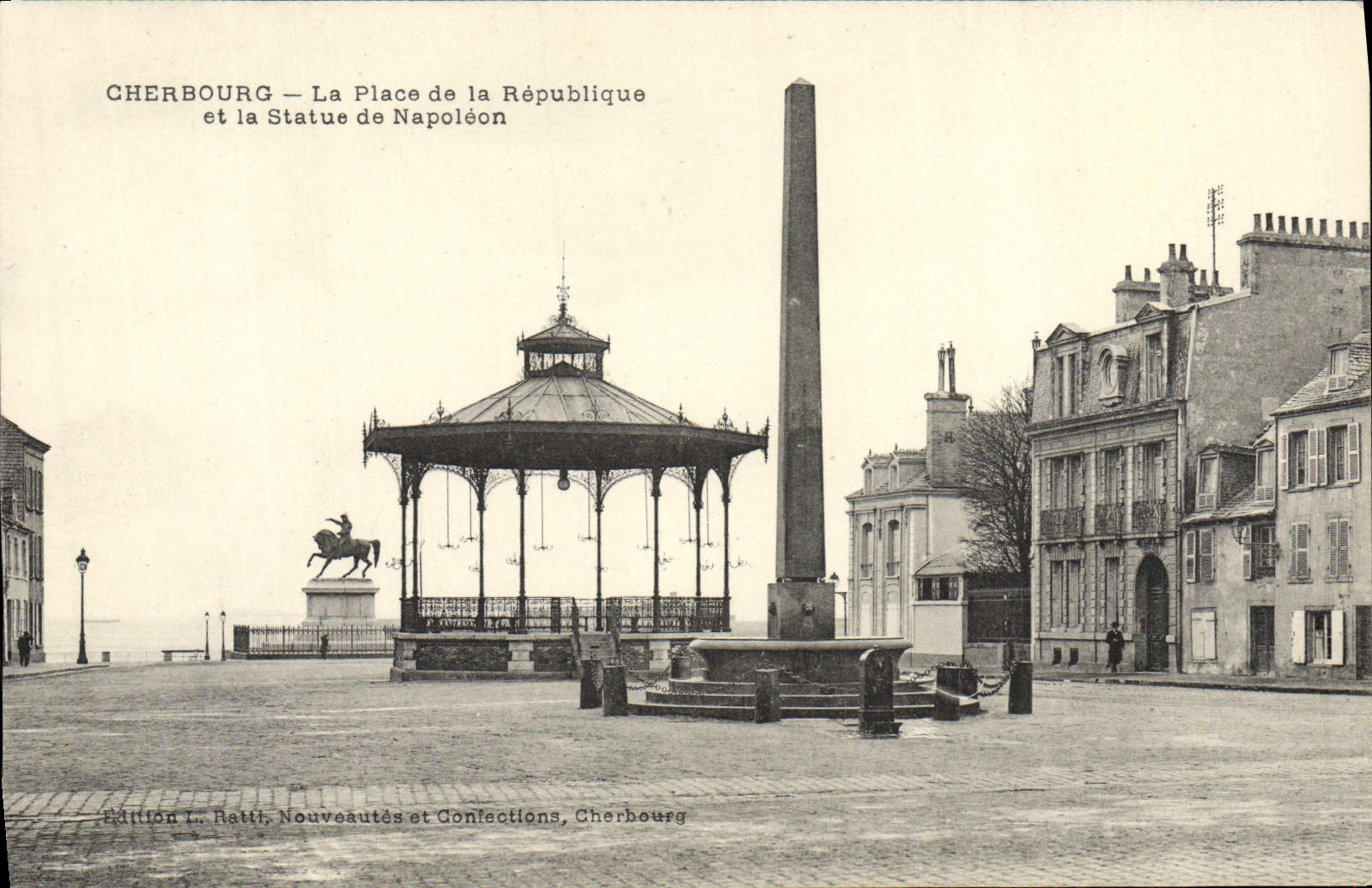 CPA Cherbourg La place de la Republique et la statue de Napoleon 