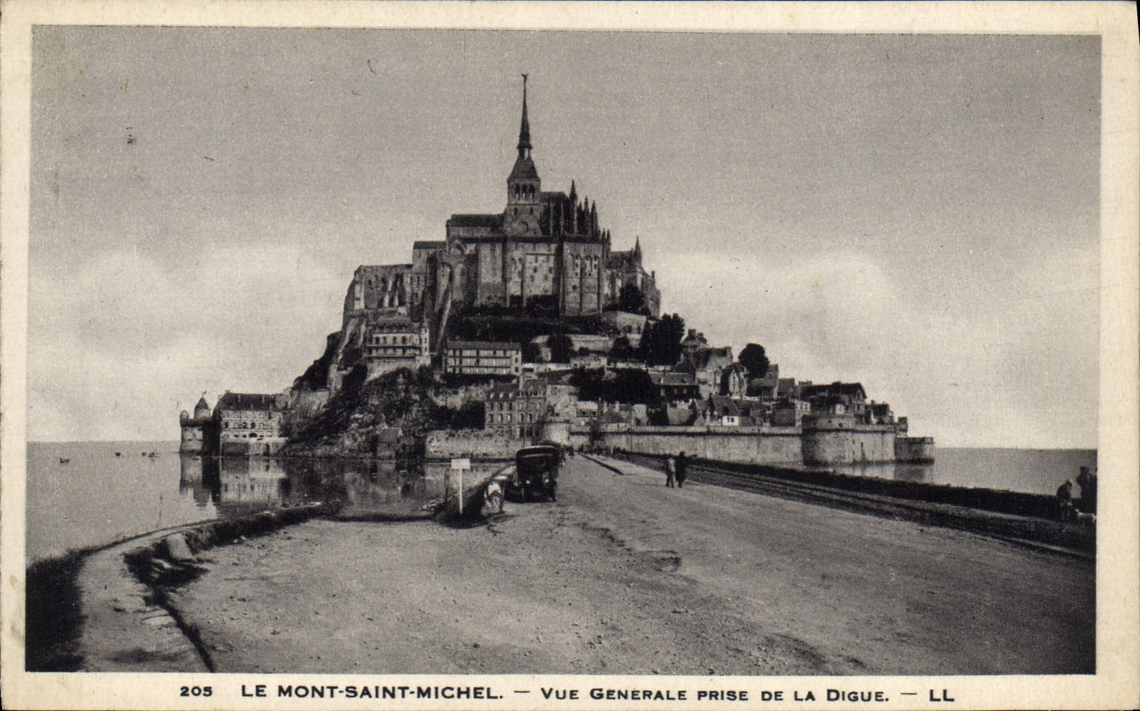Le Mont-Saint-Michel — Vue Générale prise de la Digue — LL