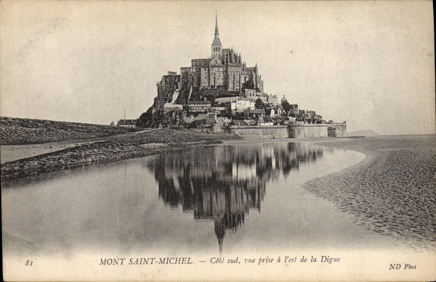 CPA Le Mont St Michel Cote Sud Vue Prise a L'est de la digue