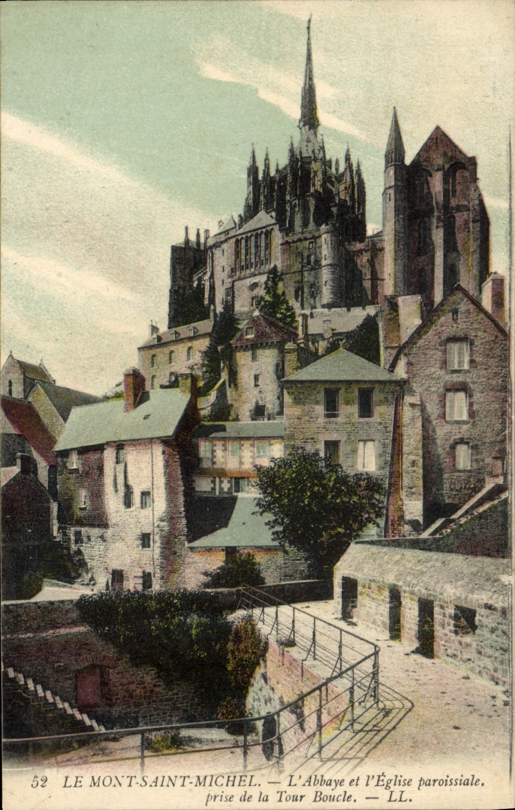 CPA Le Mont St Michel L'Abbaye et L'Eglise Paroissiale prise de la tour boucle
