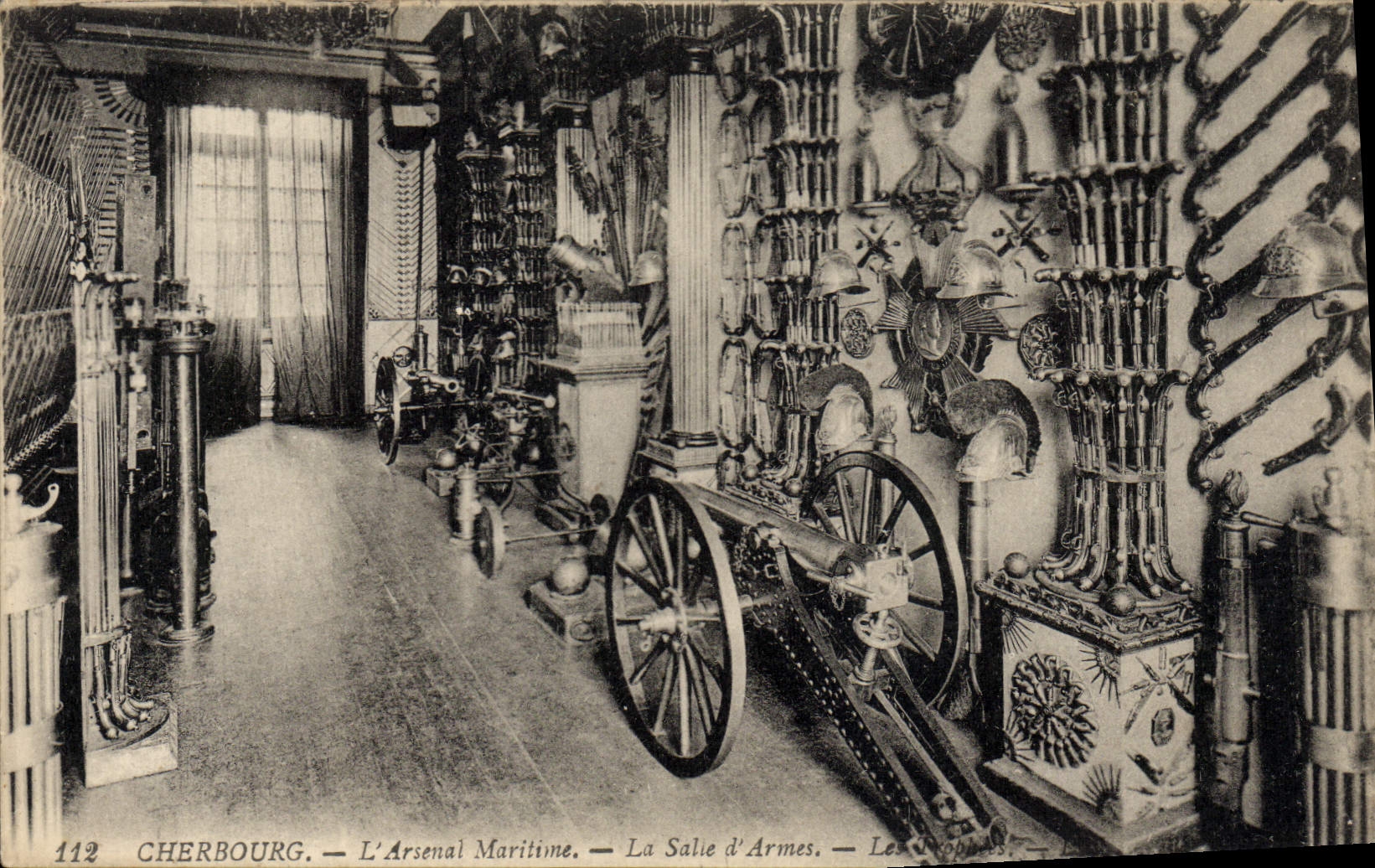 CPA Cherboug L'Arsenal Maritime La salle d'armes Militaria 