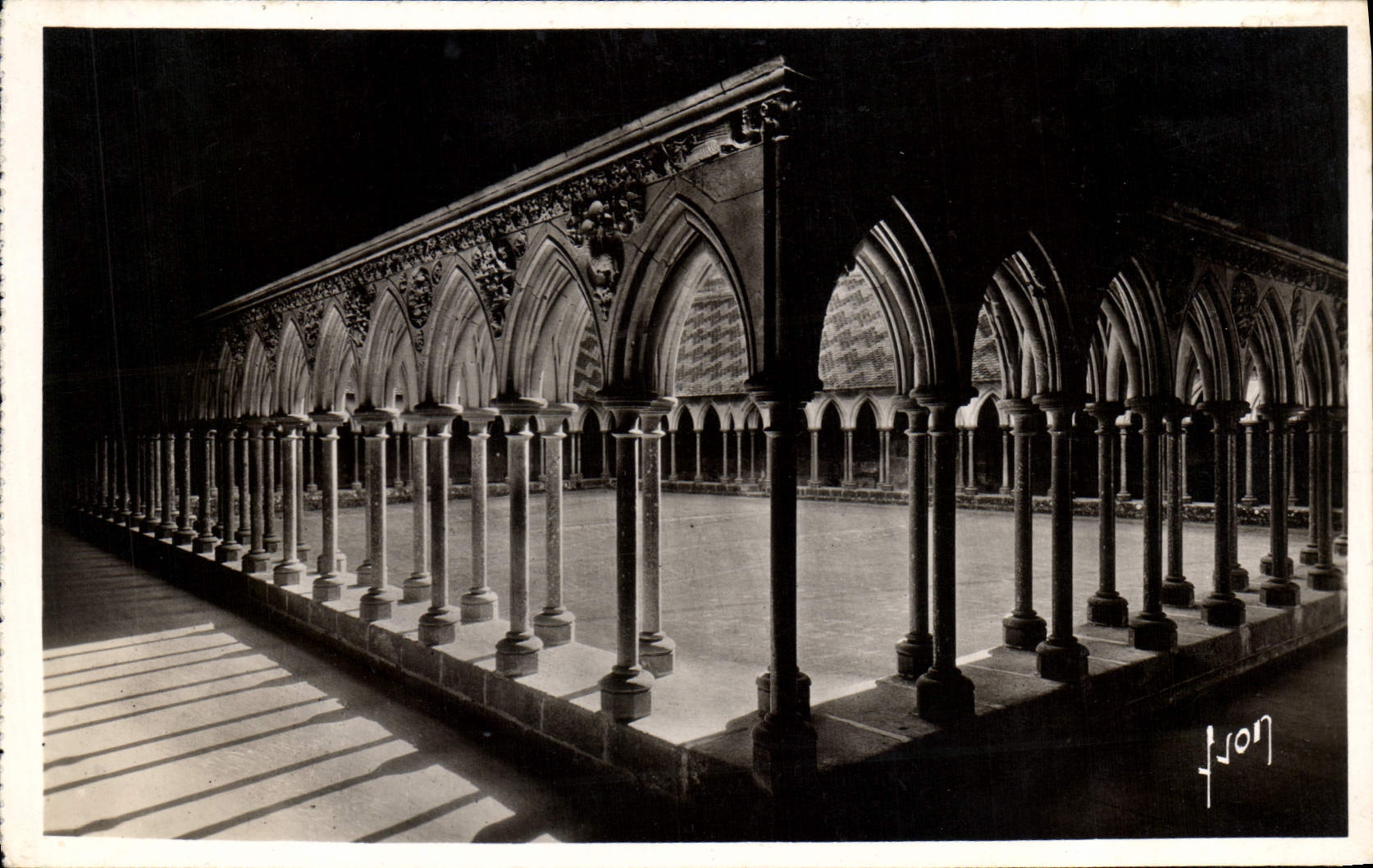 CPA Le Mont Saint Michel Abbaye Galerie du cloitre