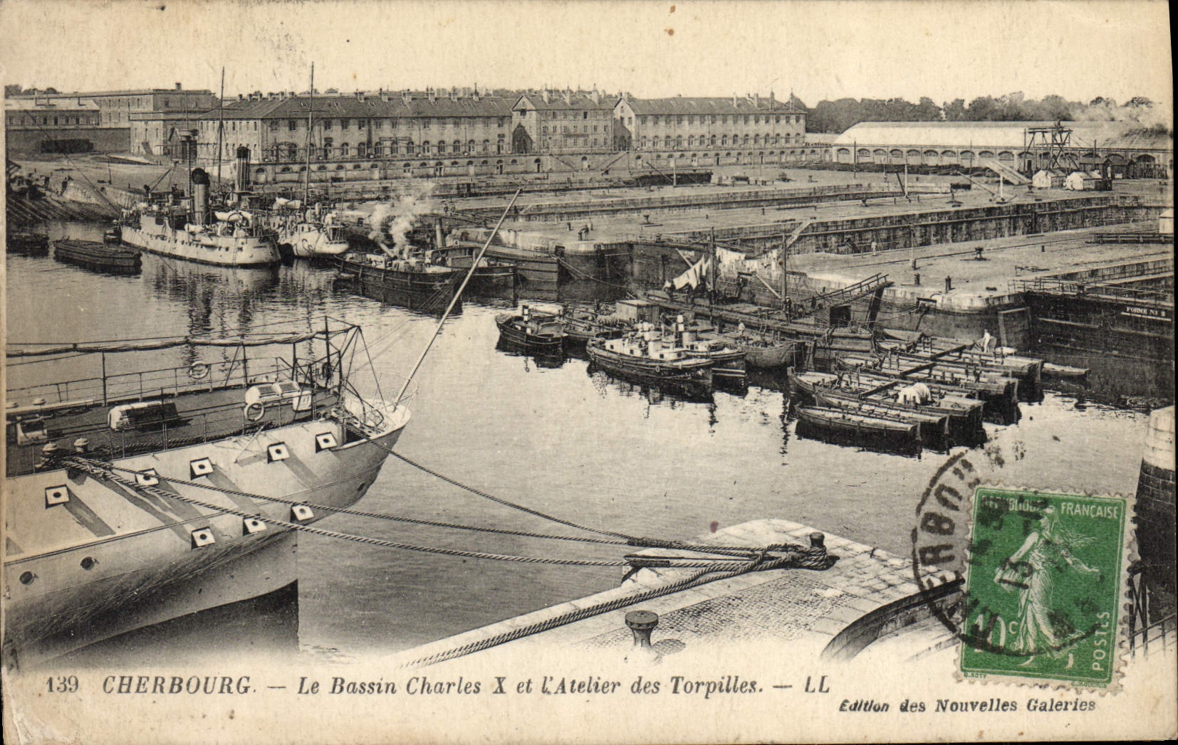 CPA Cherbourg Le Bassin Chartes X et l'atelier des torpilles Bateaux