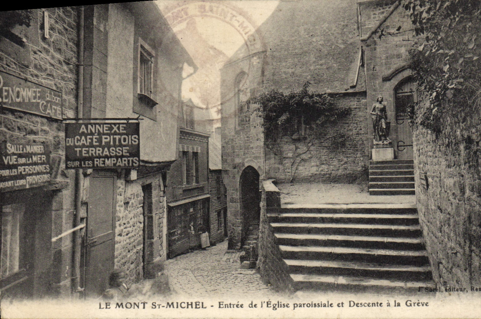 CPA Le Mont Saint Michel Entree de L'Eglise paroissiale et descente a la greve