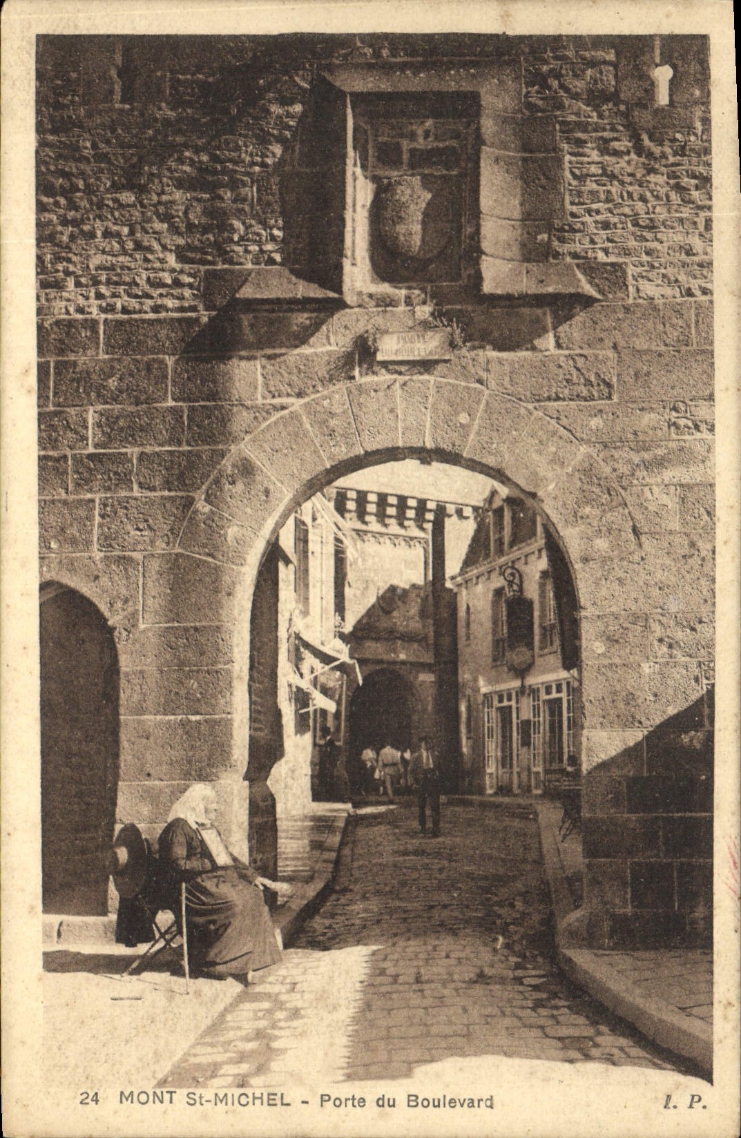 CPA Mont St Michel Porte du Boulevard Vieille femme
