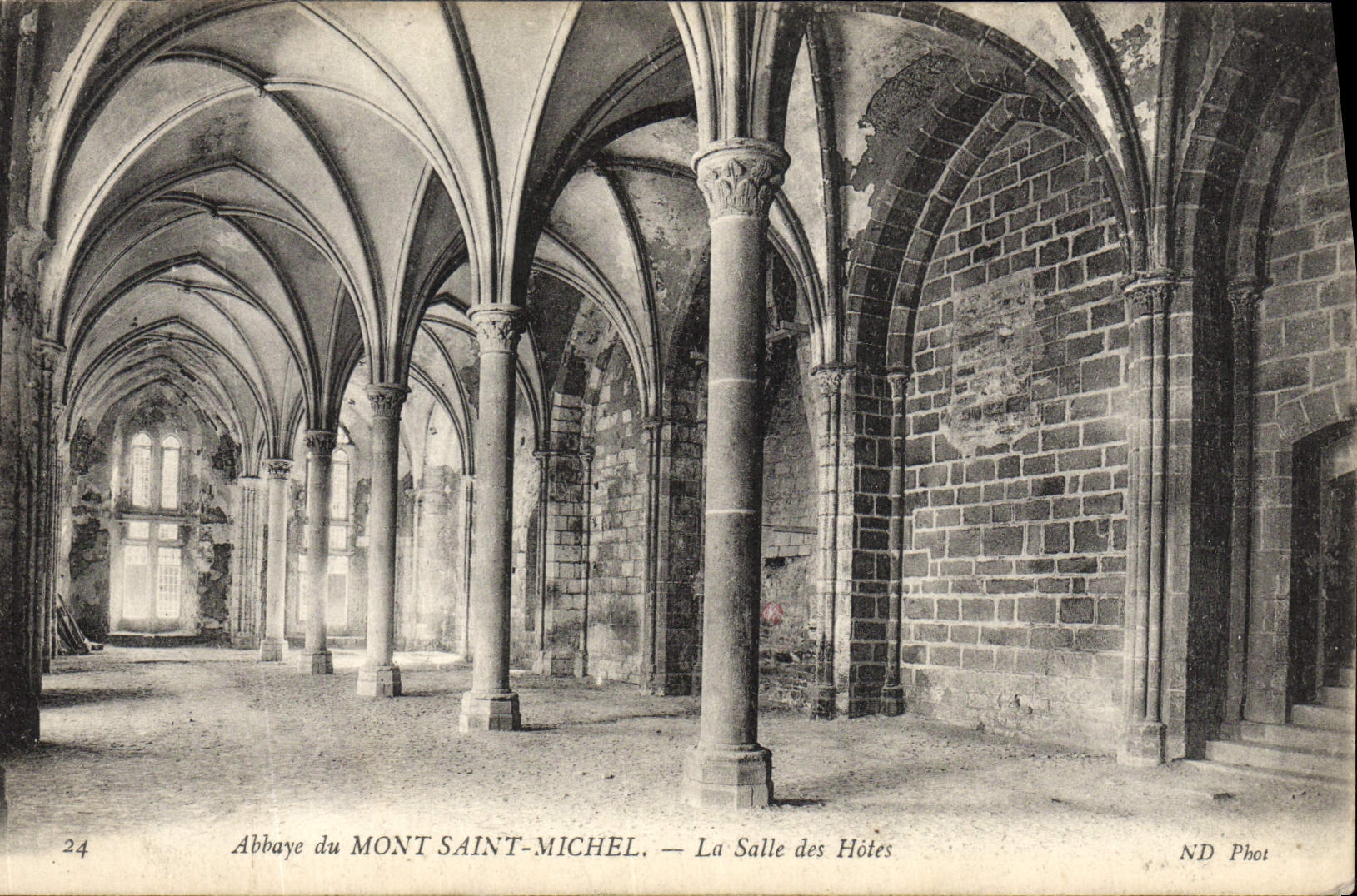 Abbaye du MONT SAINT-MICHEL — La Salle des Hôtes — ND Phot