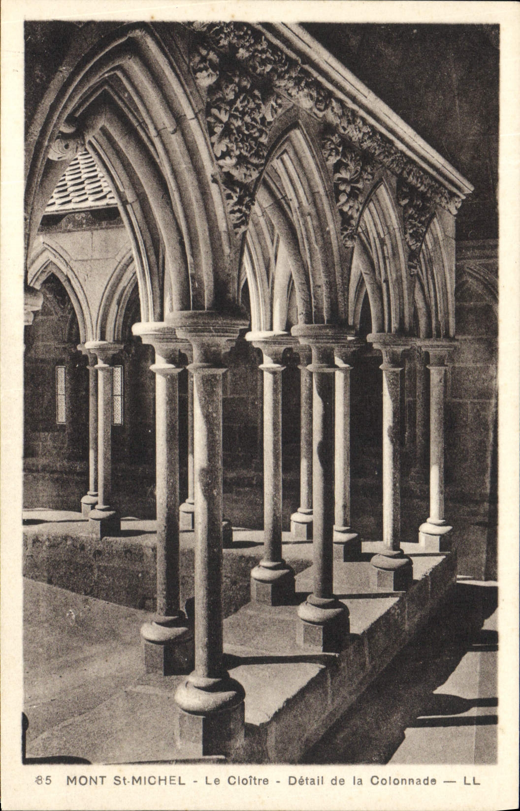 CPA Mont St Michel Le Cloitre Detail de la colonnade