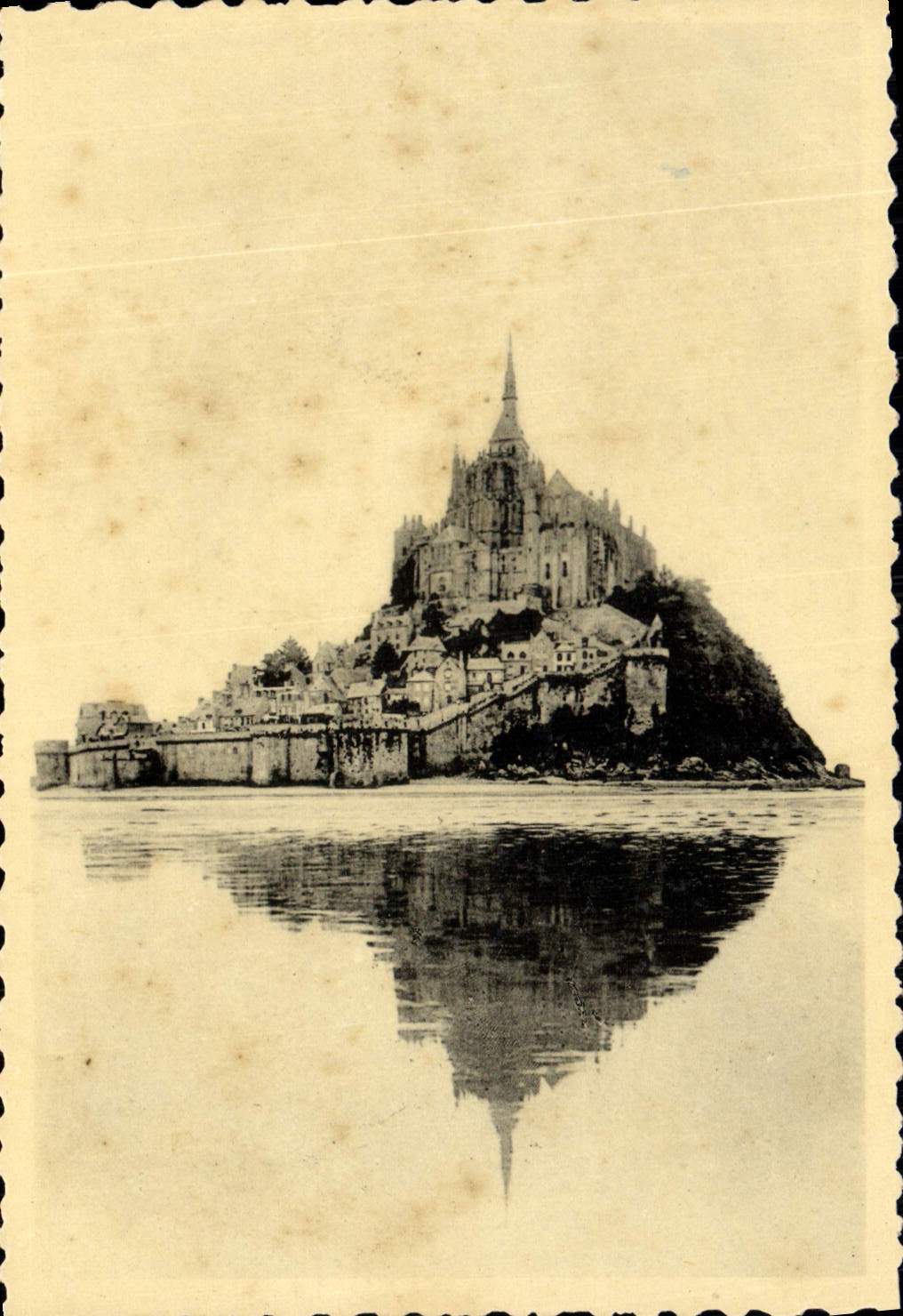 CPA Abbaye du Mont Saint Michel Vue generale Face Est