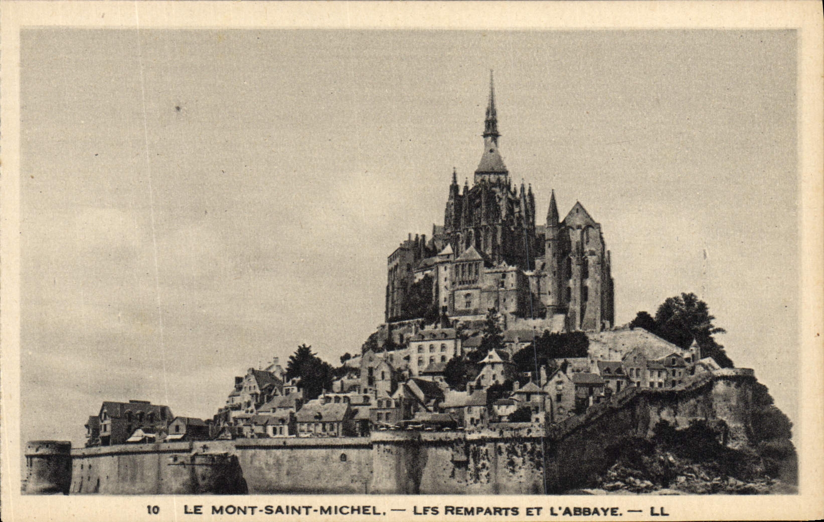 Le Mont-Saint-Michel — Les Remparts et l'Abbaye — LL