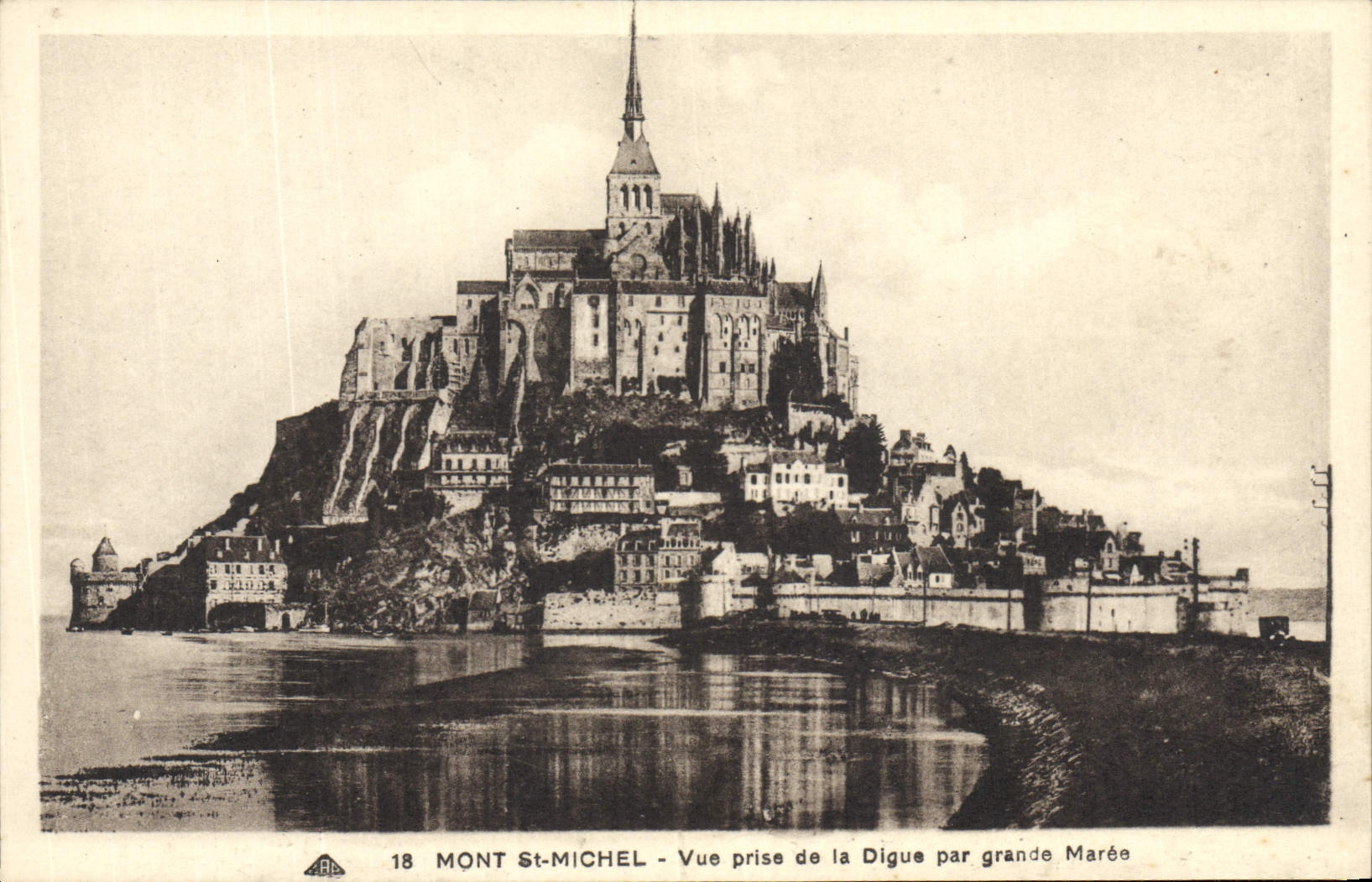 Mont Saint-Michel — Vue prise de la Digue par grande marée — C.P.A. n°18