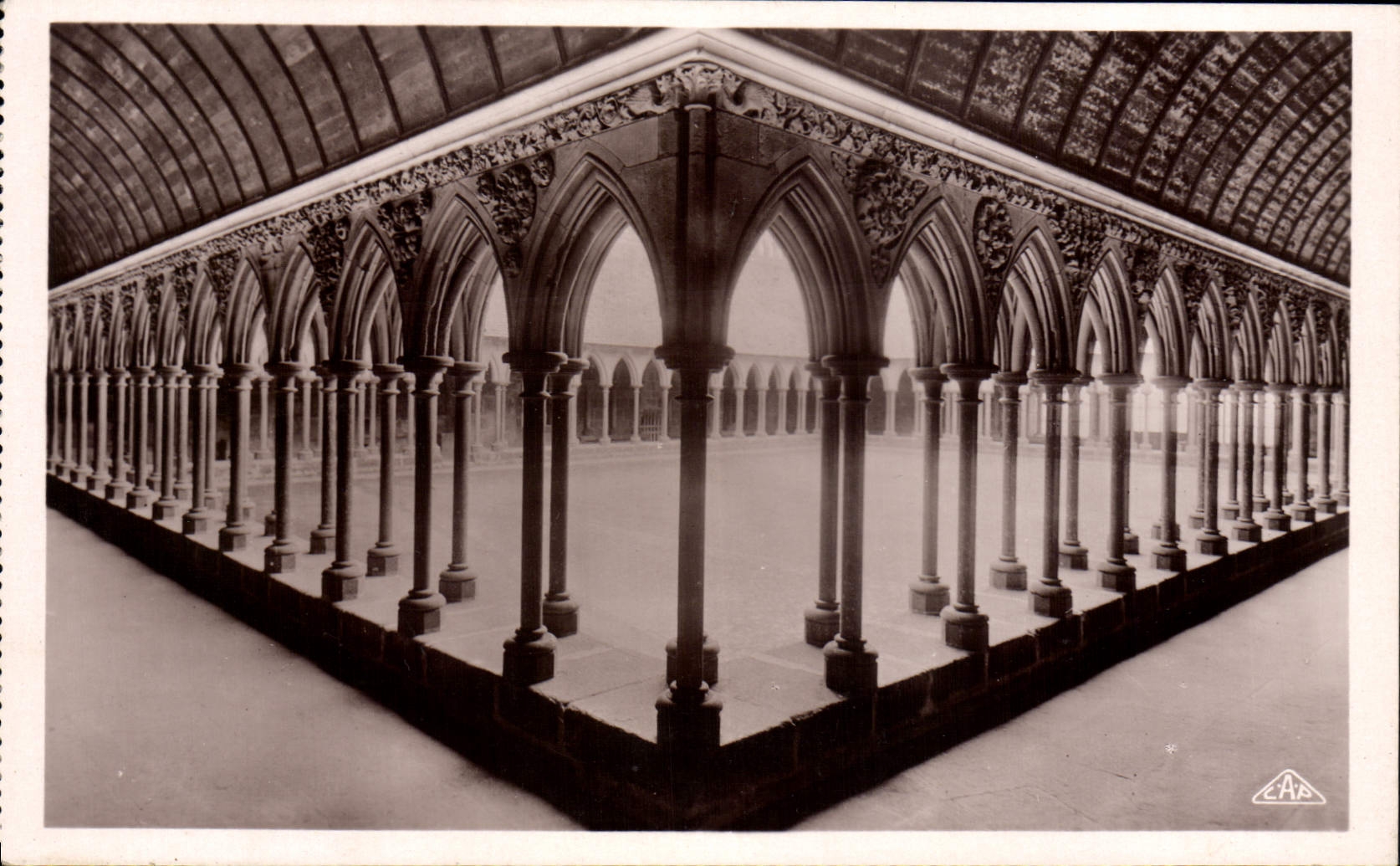 CPA Mont Saint Michel Abbaye Le cloitre