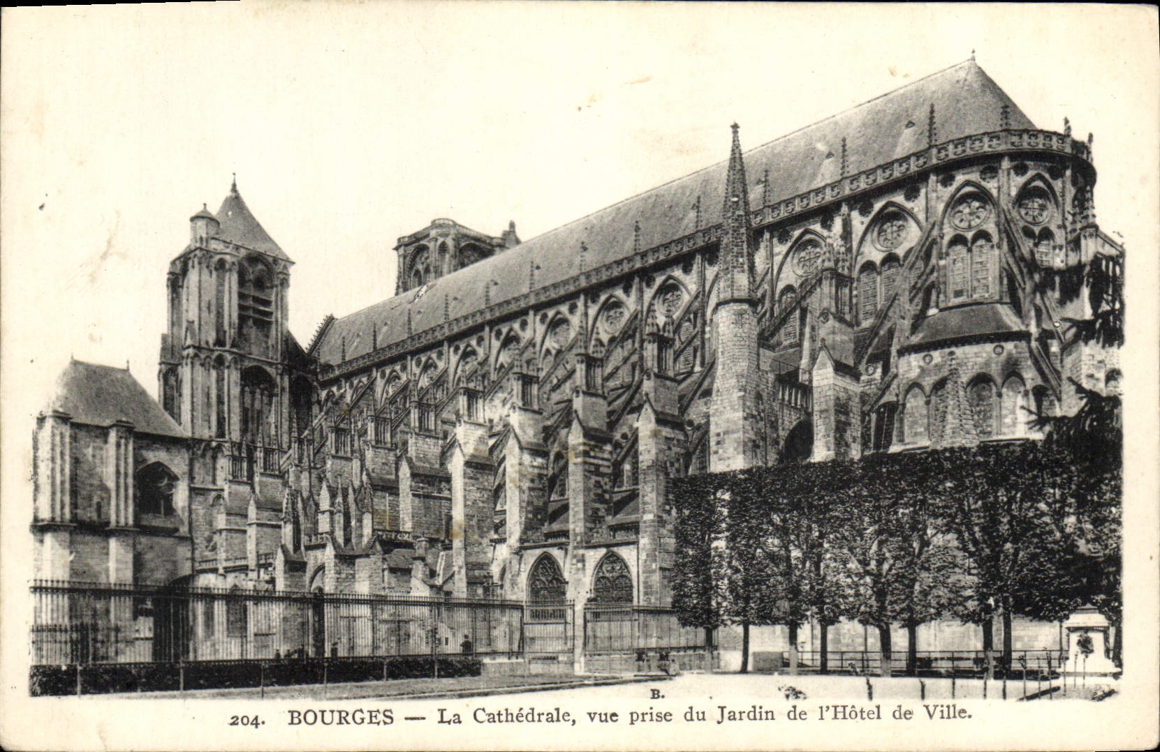 CPA Bourges La cathedrale Vue prise du jardin de l'hotel de ville