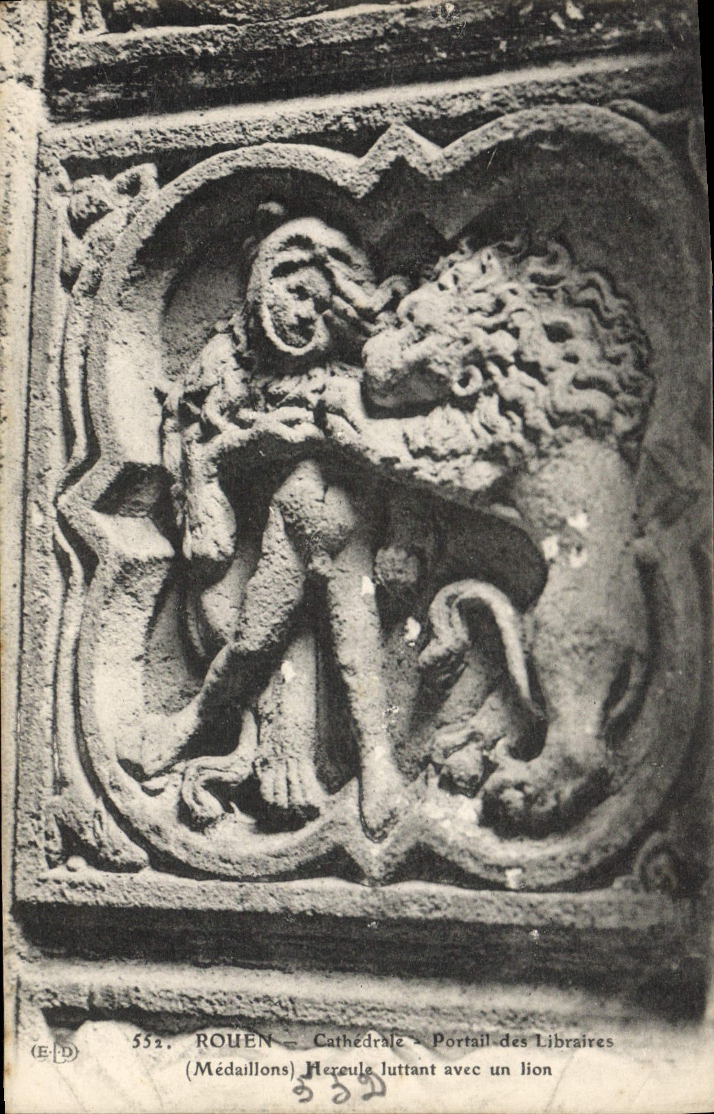 CPA Rouen Cathedrale Portail des Libraires Hercule luttant avec un lion