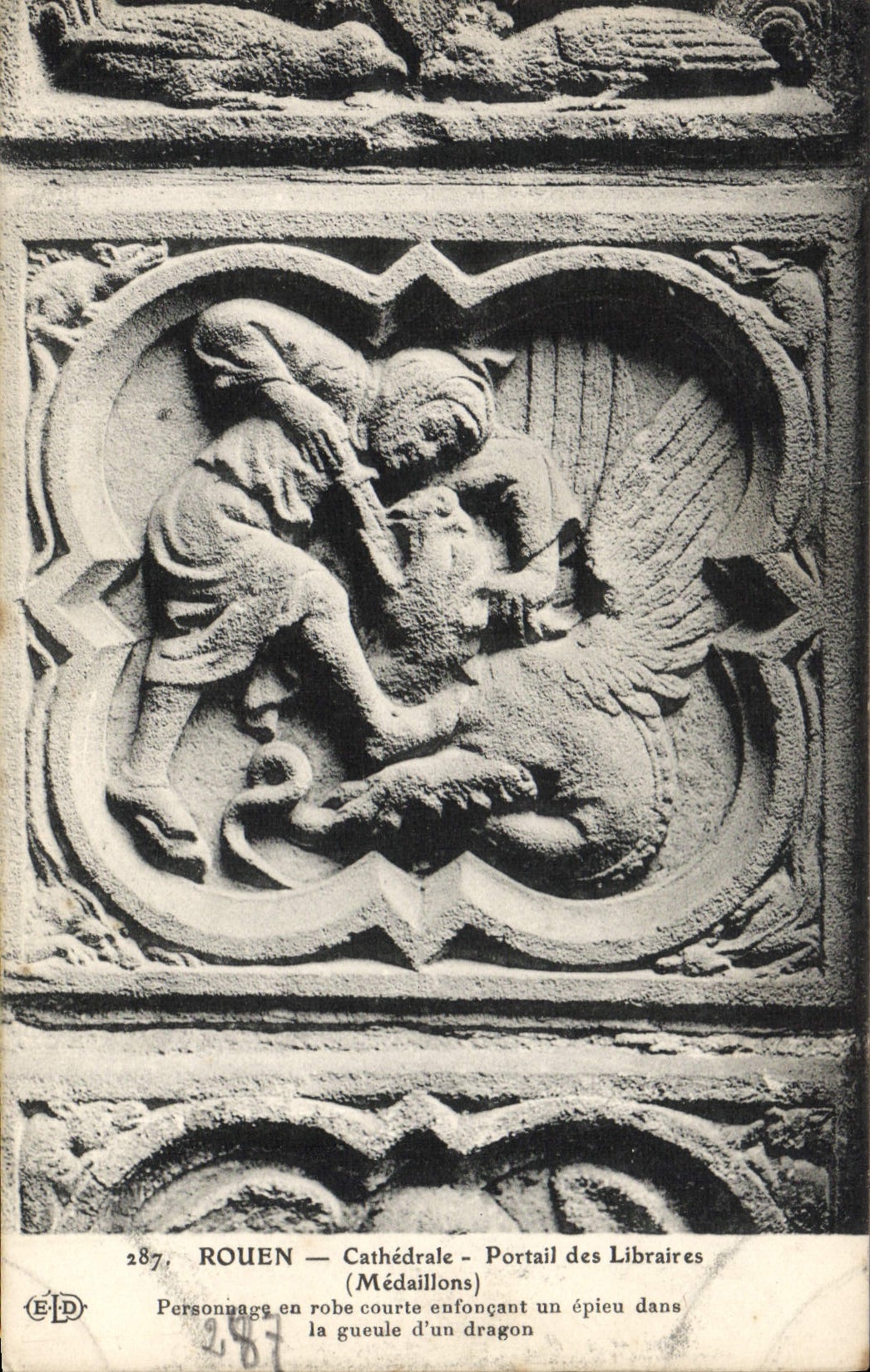 CPA Rouen Cathedrale Portail des Libraires Medaillons Personnages en robe curte enfoncant un epieu dans dragon 