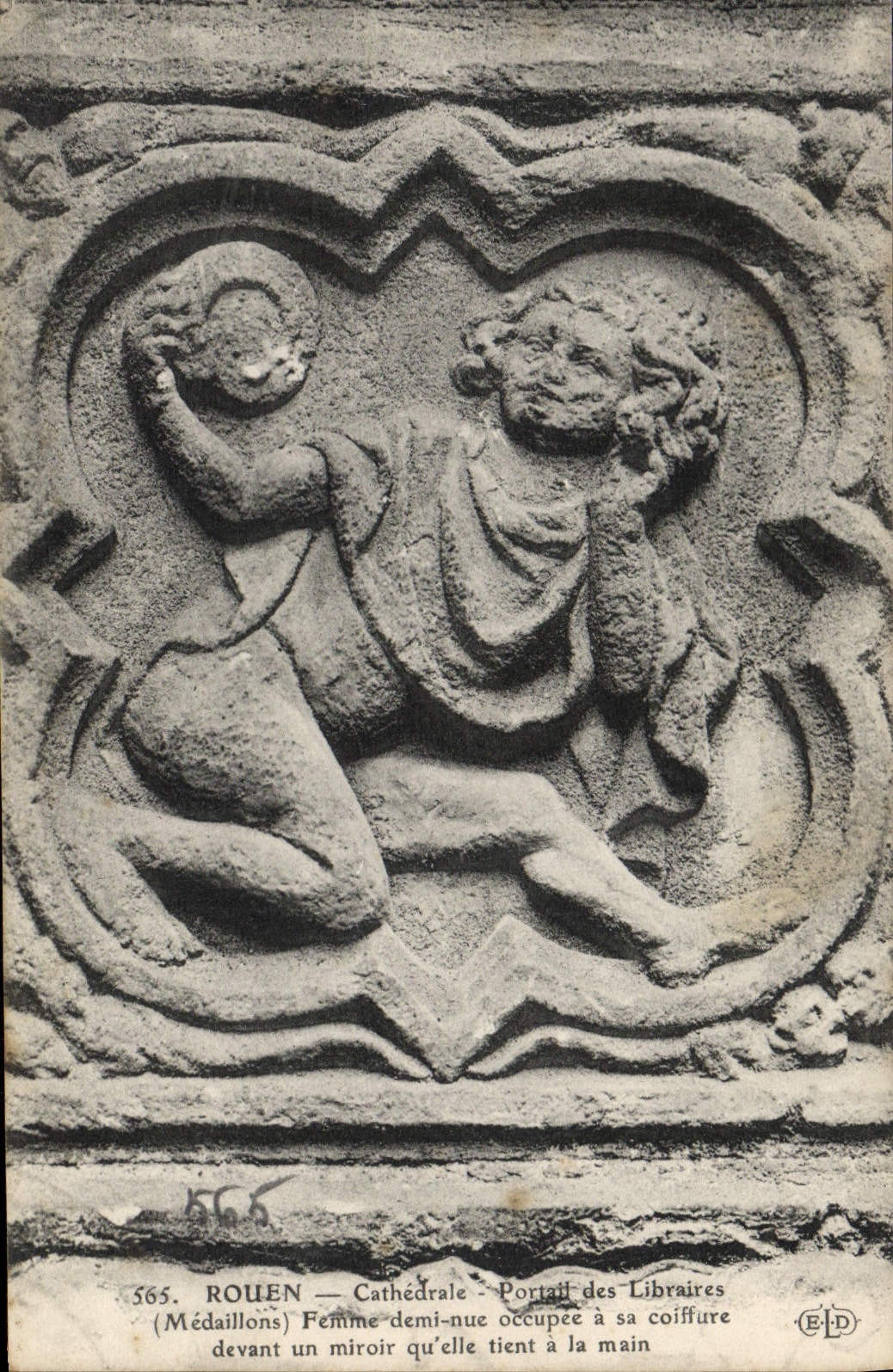CPA Rouen Cathedrale Portail des Libraires Medaillons femme demi nue occupee a sa coiffure devant un miroir