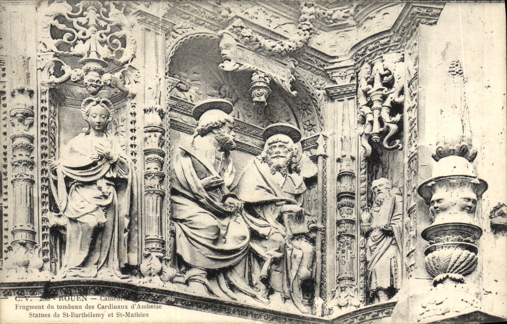 CPA Rouen Cathedrale Fragment du tombeau des cardinaux d'Amboise Statues de St Barthelemy et St Mathieu