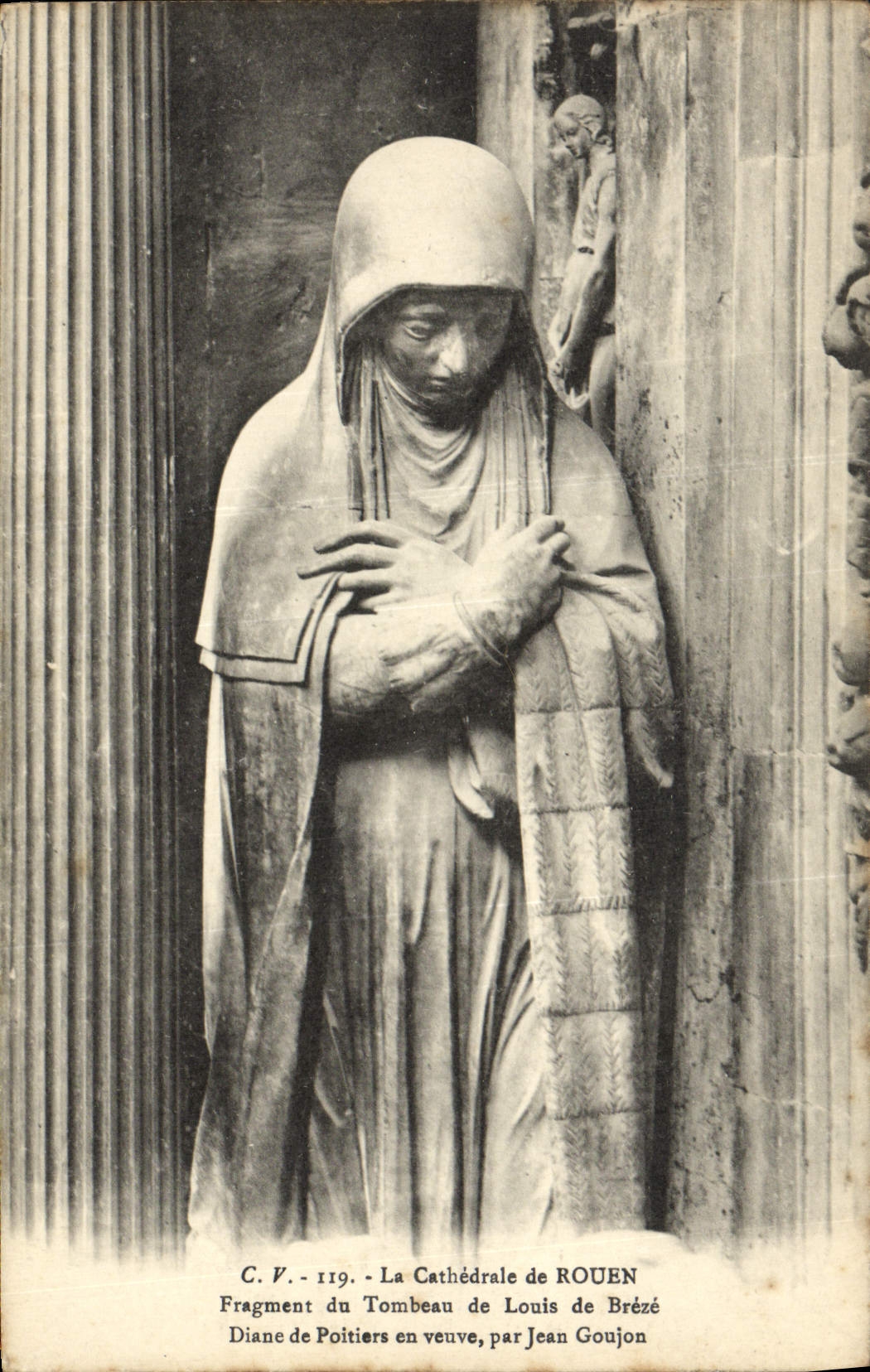 CPA La Cathedrale de Rouen Fragment du Tombeau de Louis Breze Diane de Poitiers en veuve Jean Goujon 