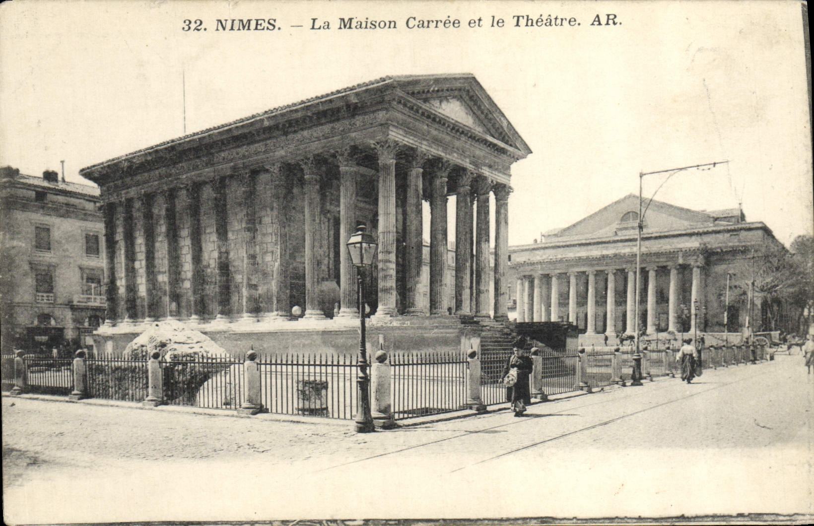 Nîmes — La Maison Carrée et le Théâtre. AR. — Série 32