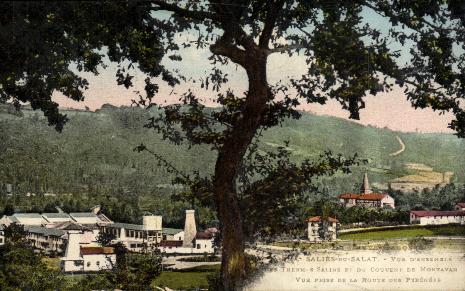 Saliès-du-Salat — Vue d'ensemble des thermes salins et du couvent de Montavan — vue prise de la route des Pyrénées