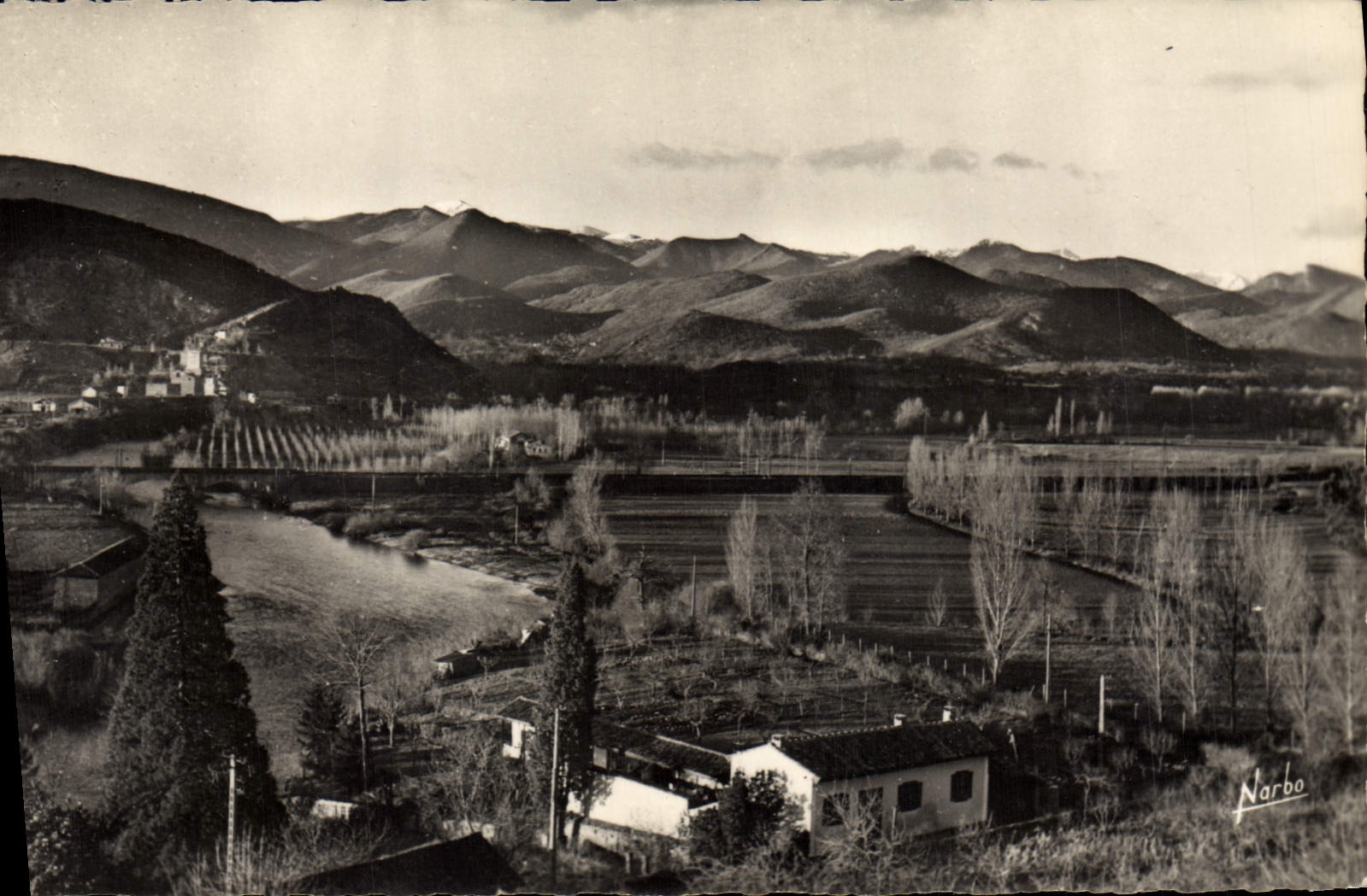 Panorama über die Pyrenäen und die Garonne — Blick auf das Hotel Leclerc — Narbo
