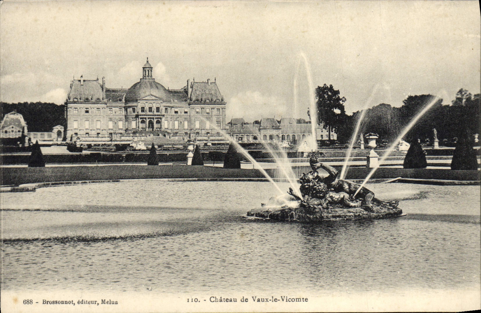 Château de Vaux-le-Vicomte — vue du parc avec fontaine — éditeur Brossonnot, Melun, n° 110