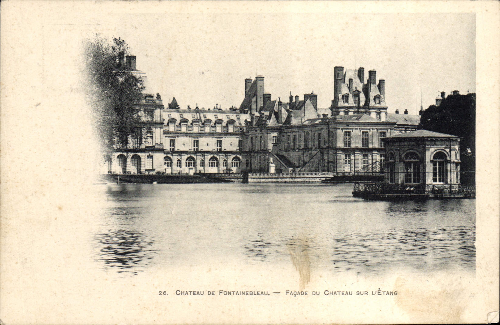 Castillo de Fontainebleau — Fachada del Castillo sobre el Étang — Editor: Ph. Breyer & Rein, París, n° 26