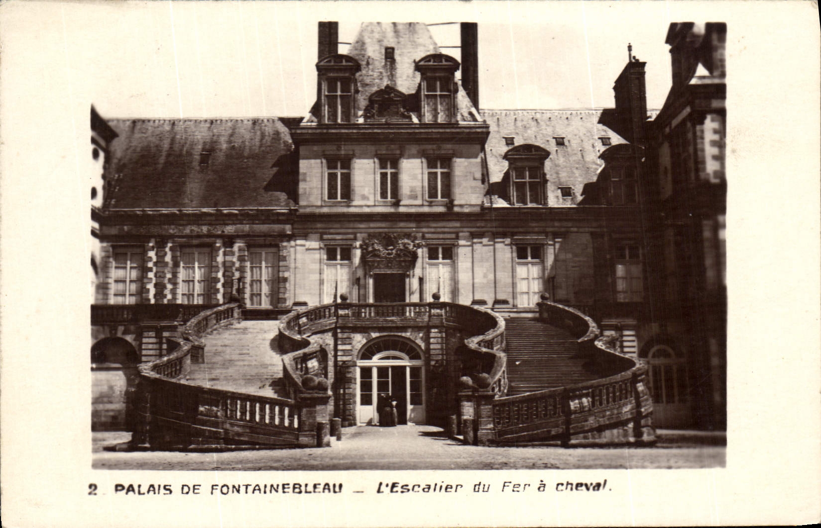 Palacio de Fontainebleau — La Escalera del Caballo — Ediciones de los Museos Nacionales, París