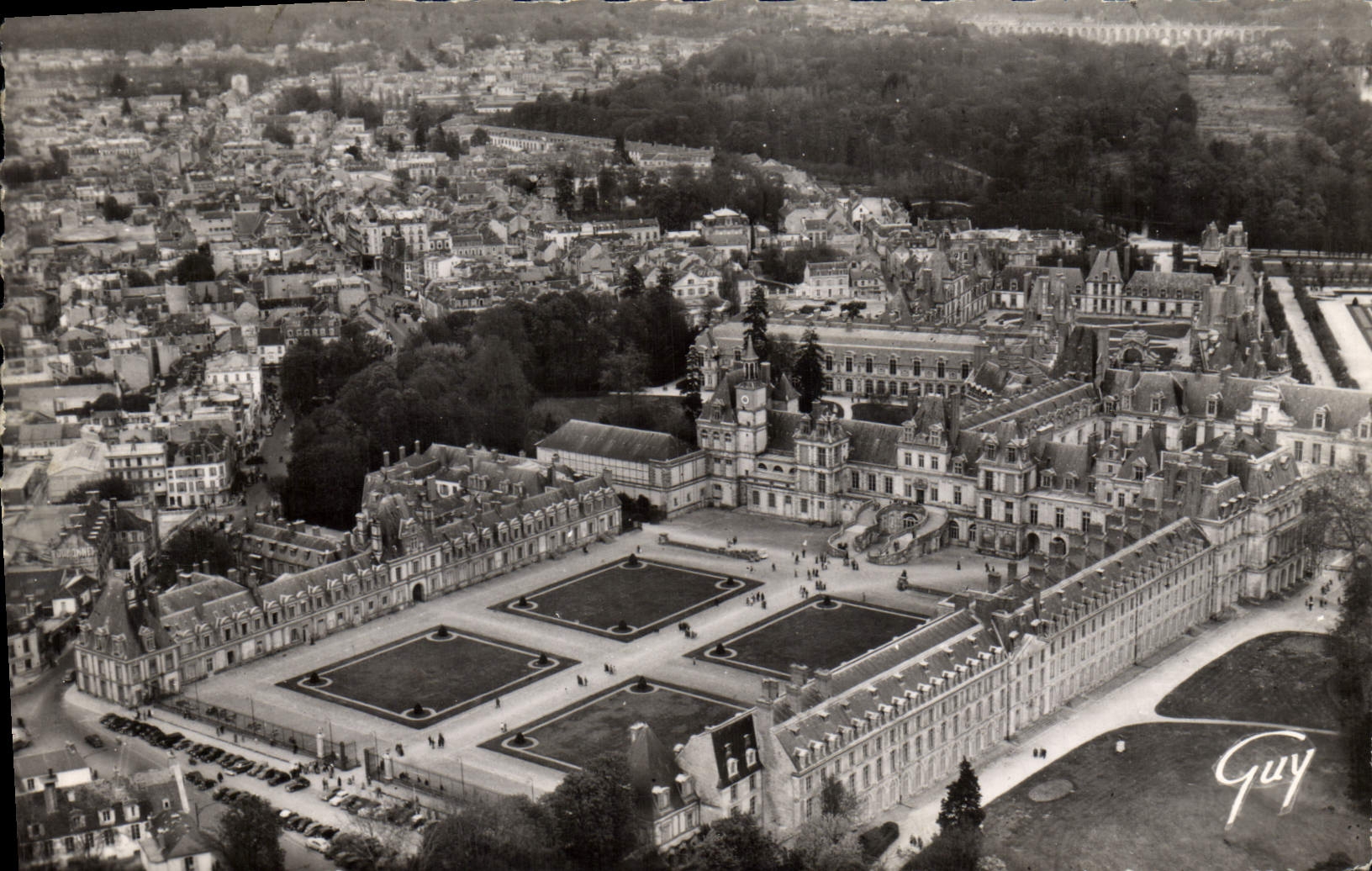Fontainebleau — Vue aérienne du château et de la cour du château blanc — Éditions GUY