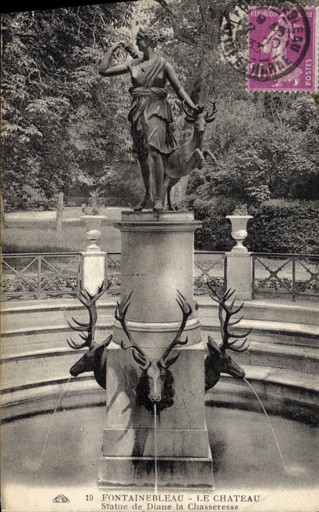 Fontainebleau - Das Schloss — Statue der Diana die Jägerin — Verleger: CPAPHIL, Nr. 19
