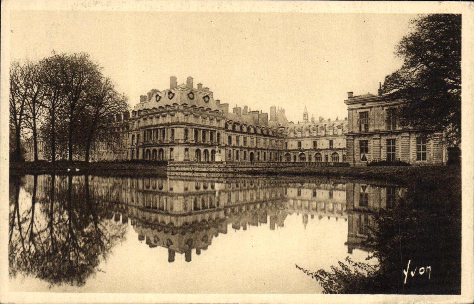 Castillo de Fontainebleau — vista del parque con estanque — Yvon - Anverso