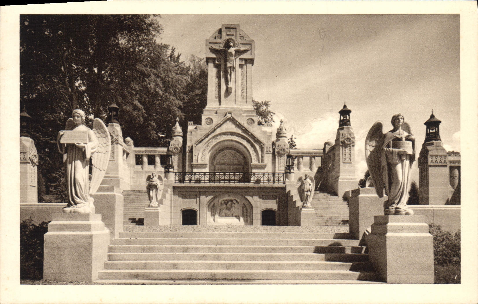 La Basilique de Lisieux — Le Chemin de Croix extérieur — Le Calvaire — Vue d'ensemble — Éditeur Drage-Paris