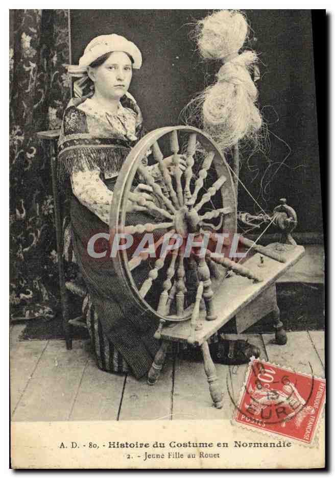 CPA Histoire du Costume en Normandie Jeune fille au rouet Folklore