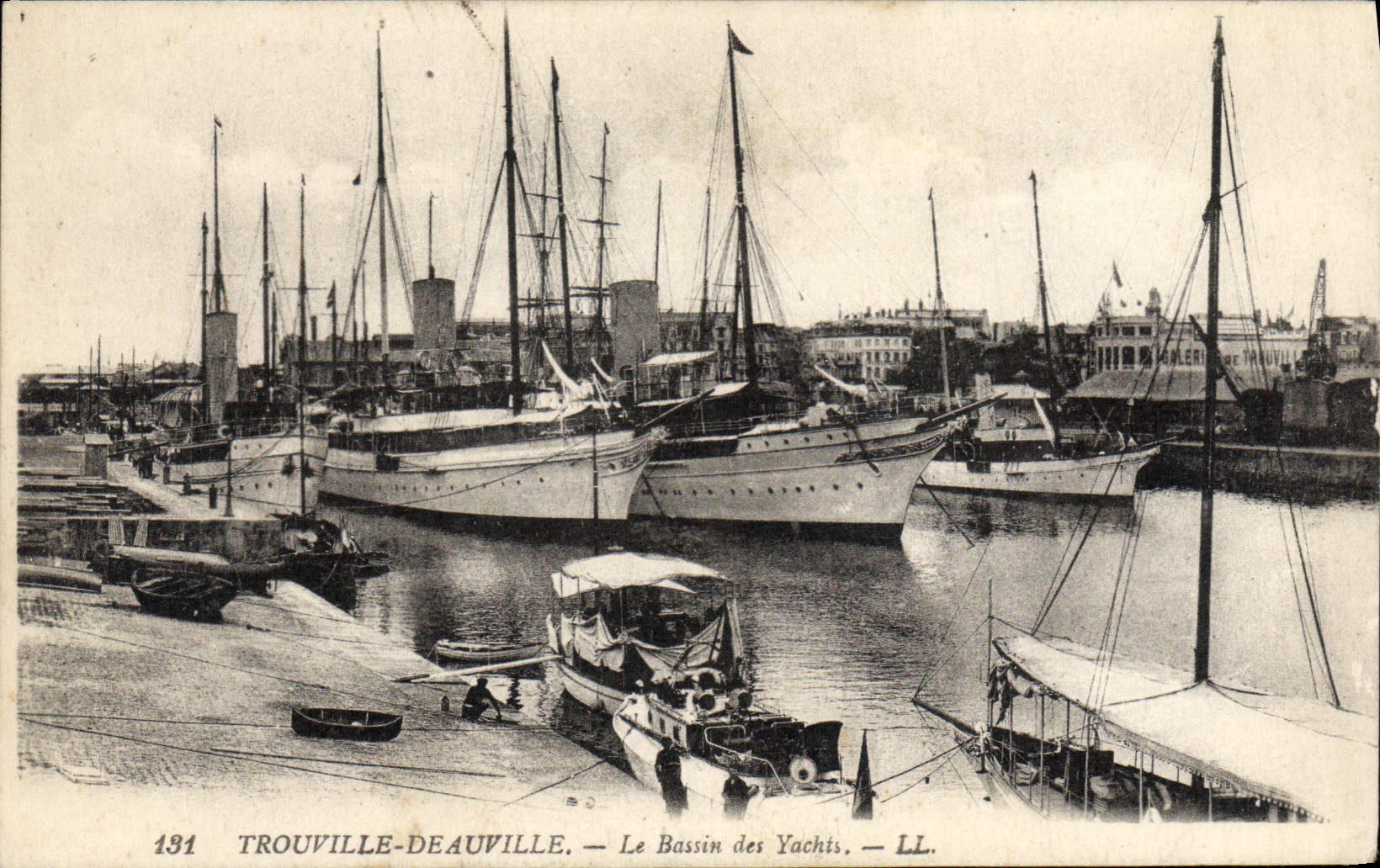 CPA Trouville Deauville Le Bassin des Yachts Bateaux