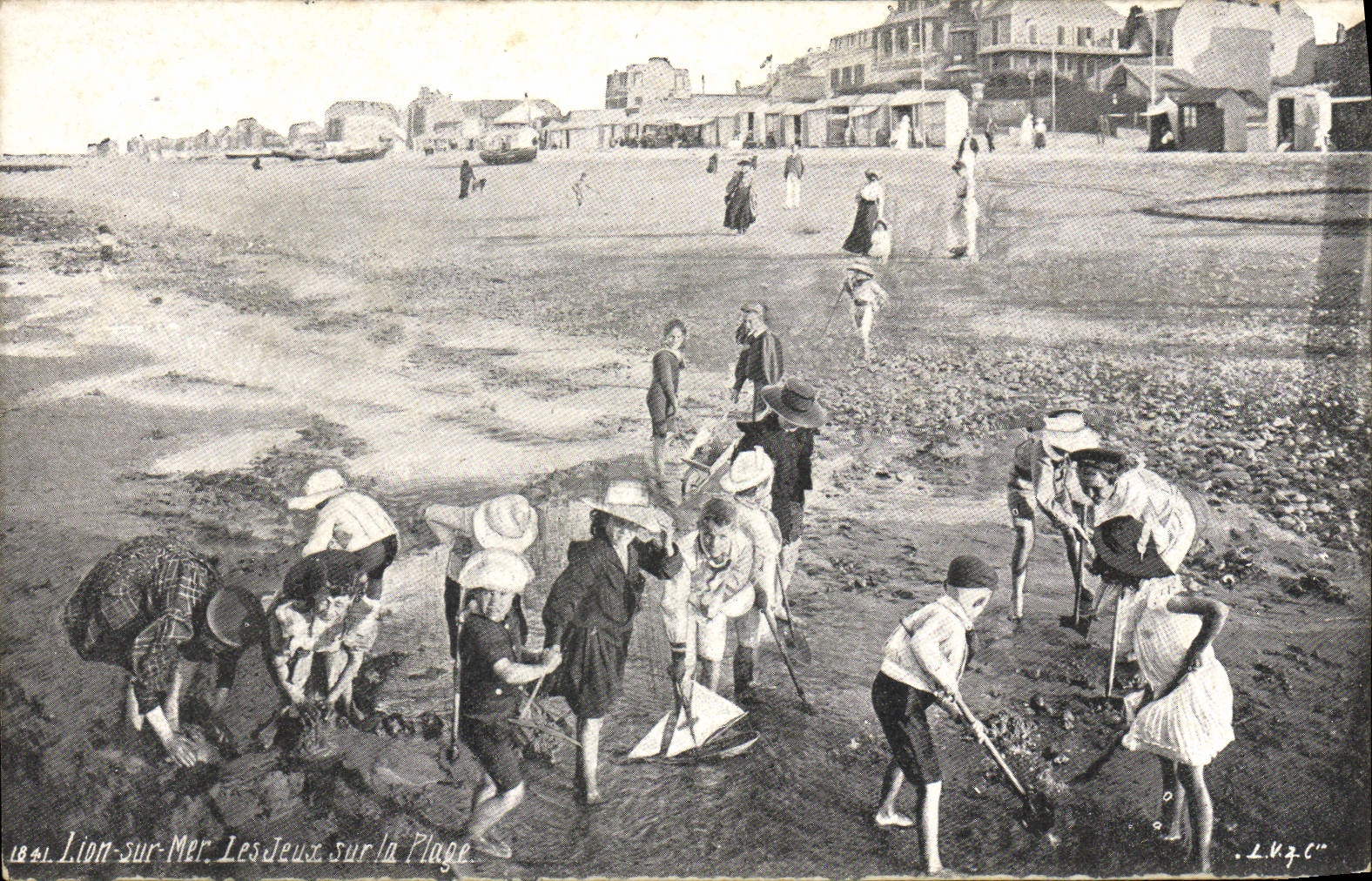 CPA Lion sur Mer Les Jeux sur la Plage Enfants