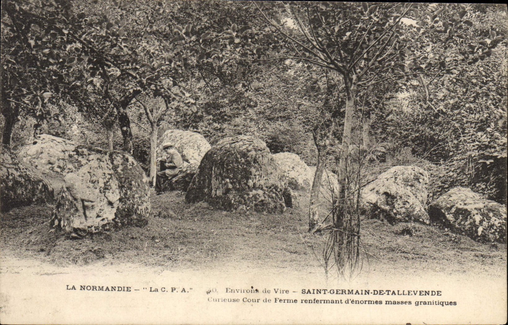 CPA Saint Germain De Tallevende Curieuese cour de ferme renfermant d'enormes masses granitiques