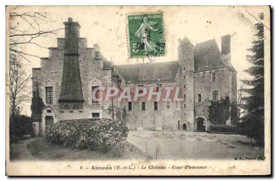 Auneau (E.-et-L.) — Le Château — Cour d'honneur — B. F., Paris