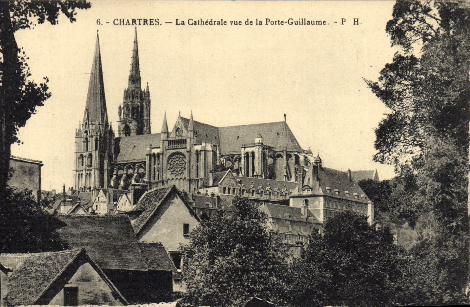 CPA Chartres La Cathedrale vue de la Porte Guillaume