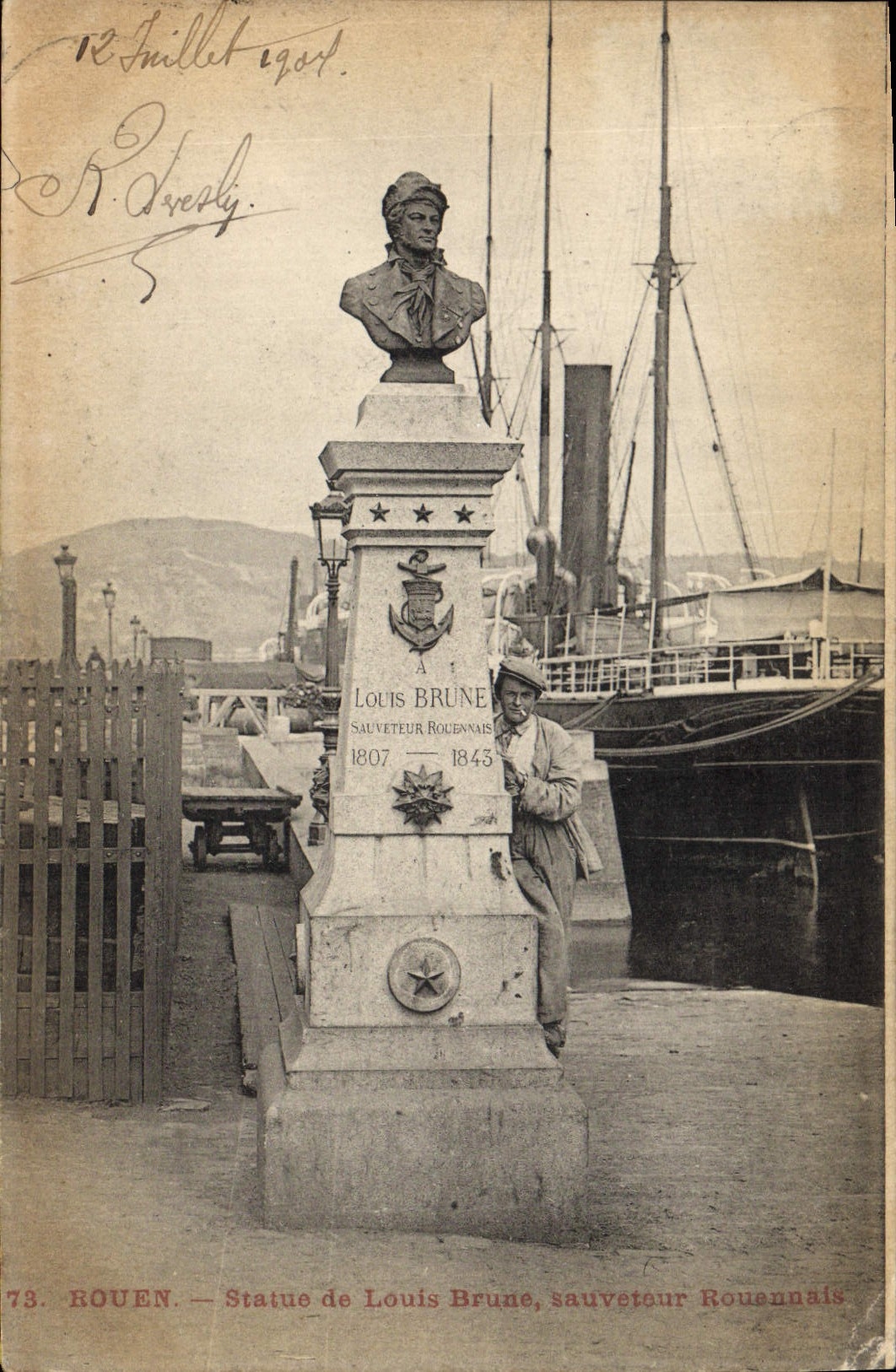 CPA Rouen Statue de Louis Brune sauveteur Rouannais